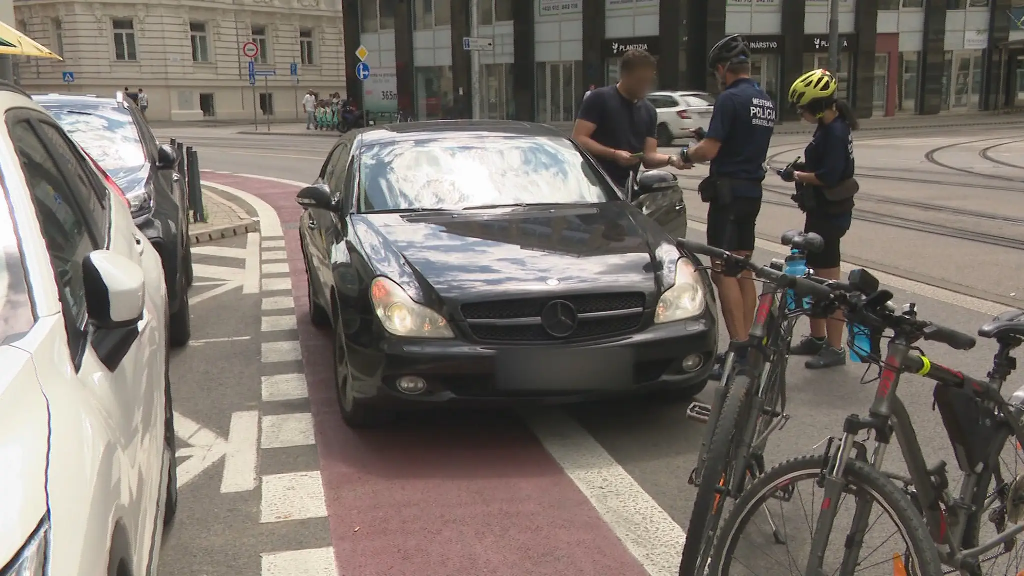 Vodič dostáva pokutu za zastavenie v cyklopruhu.