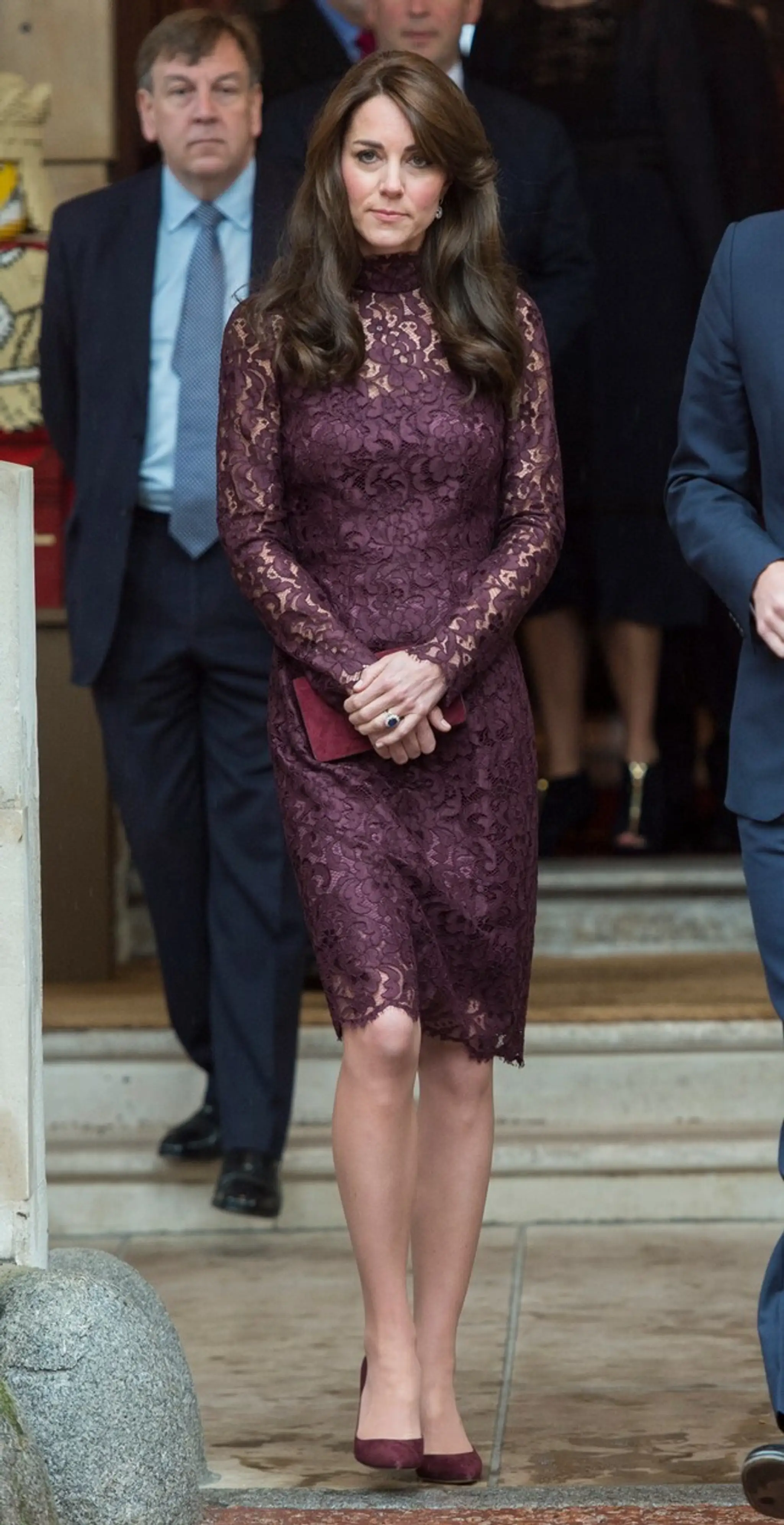 Kate Middleton vo vínových šatách.