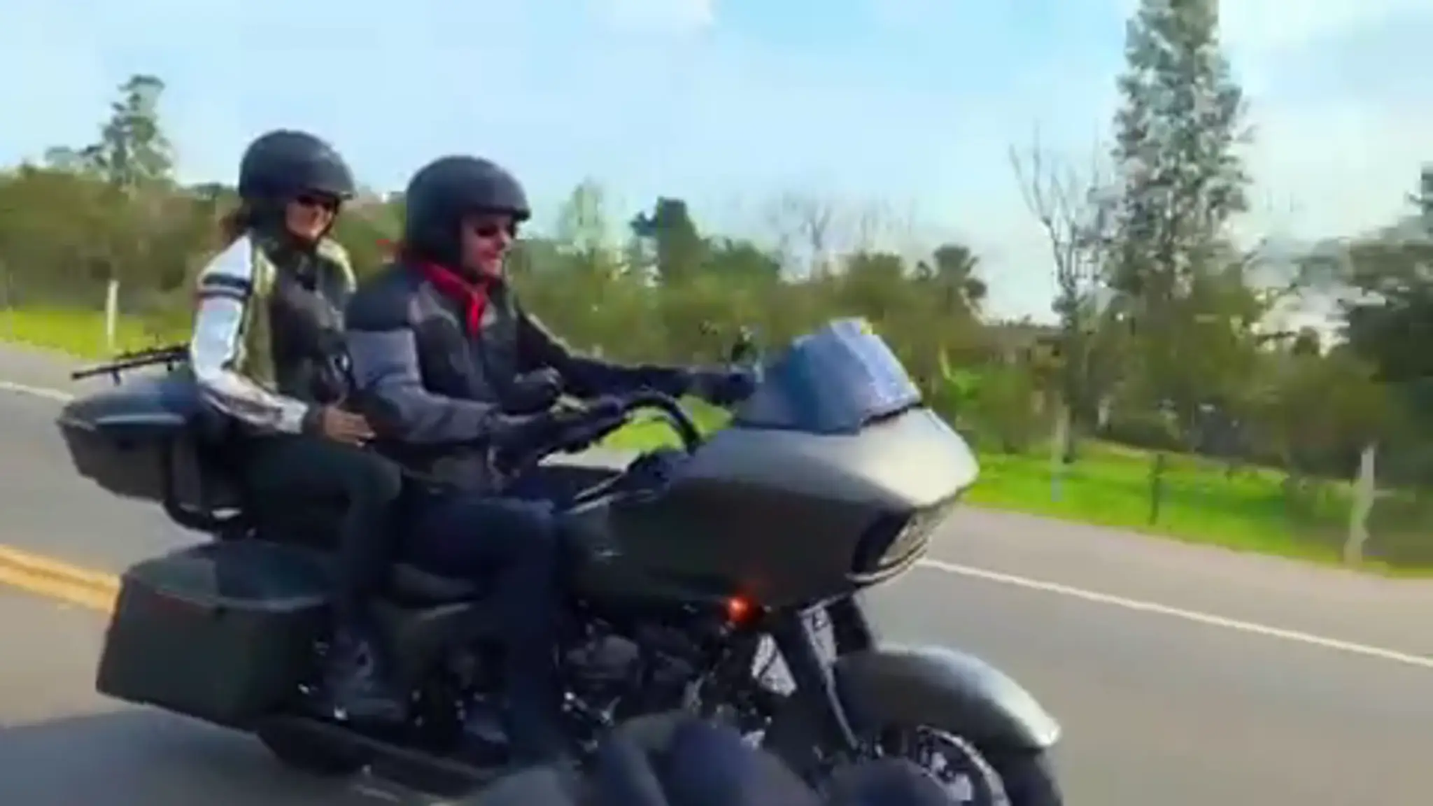 Mario Cimarro a Bronislava Gregušová na motorke v Paraguaji