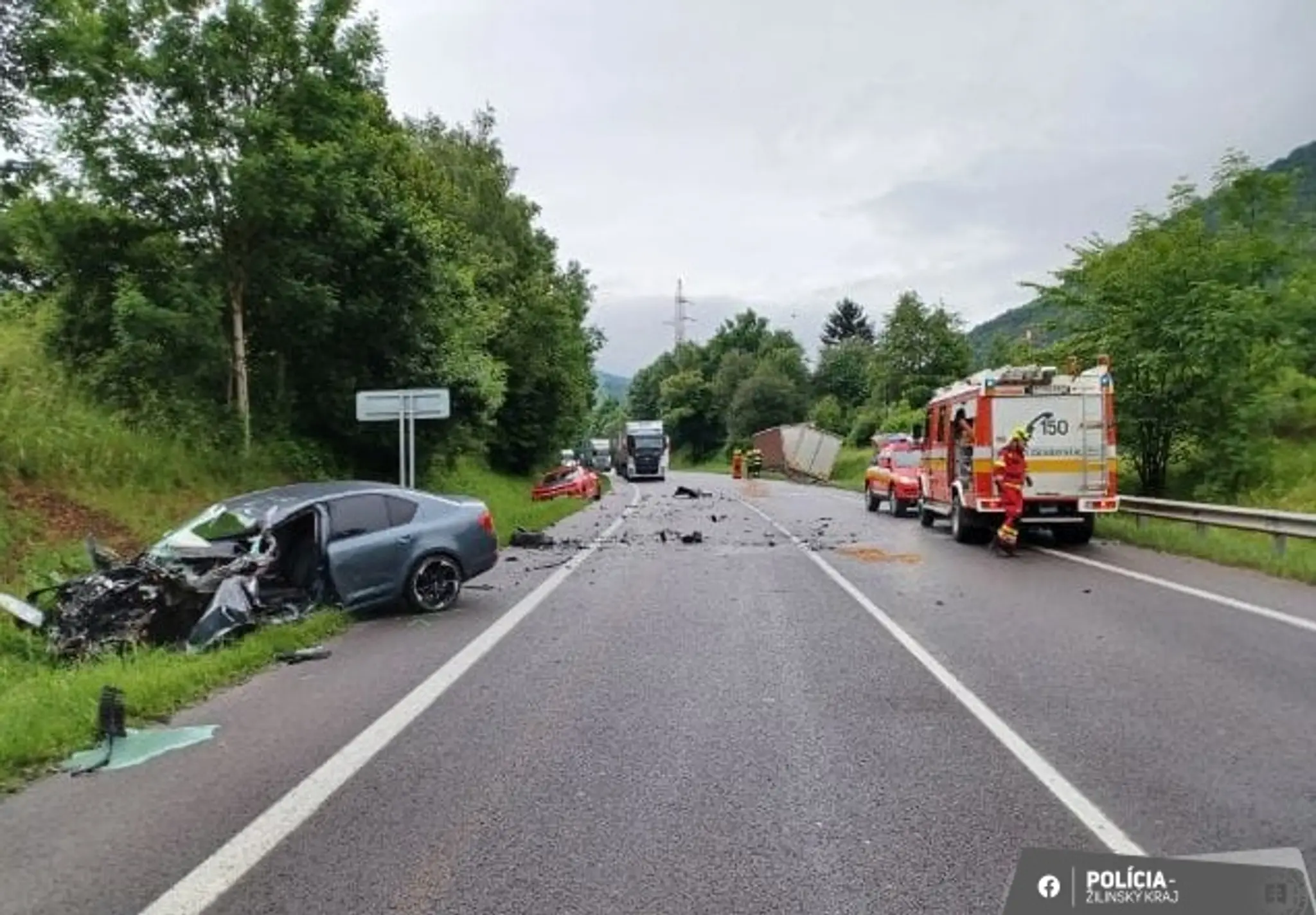 Nehoda kamiónu a dvoch áut na ceste medzi Vrútkami a Žilinou.