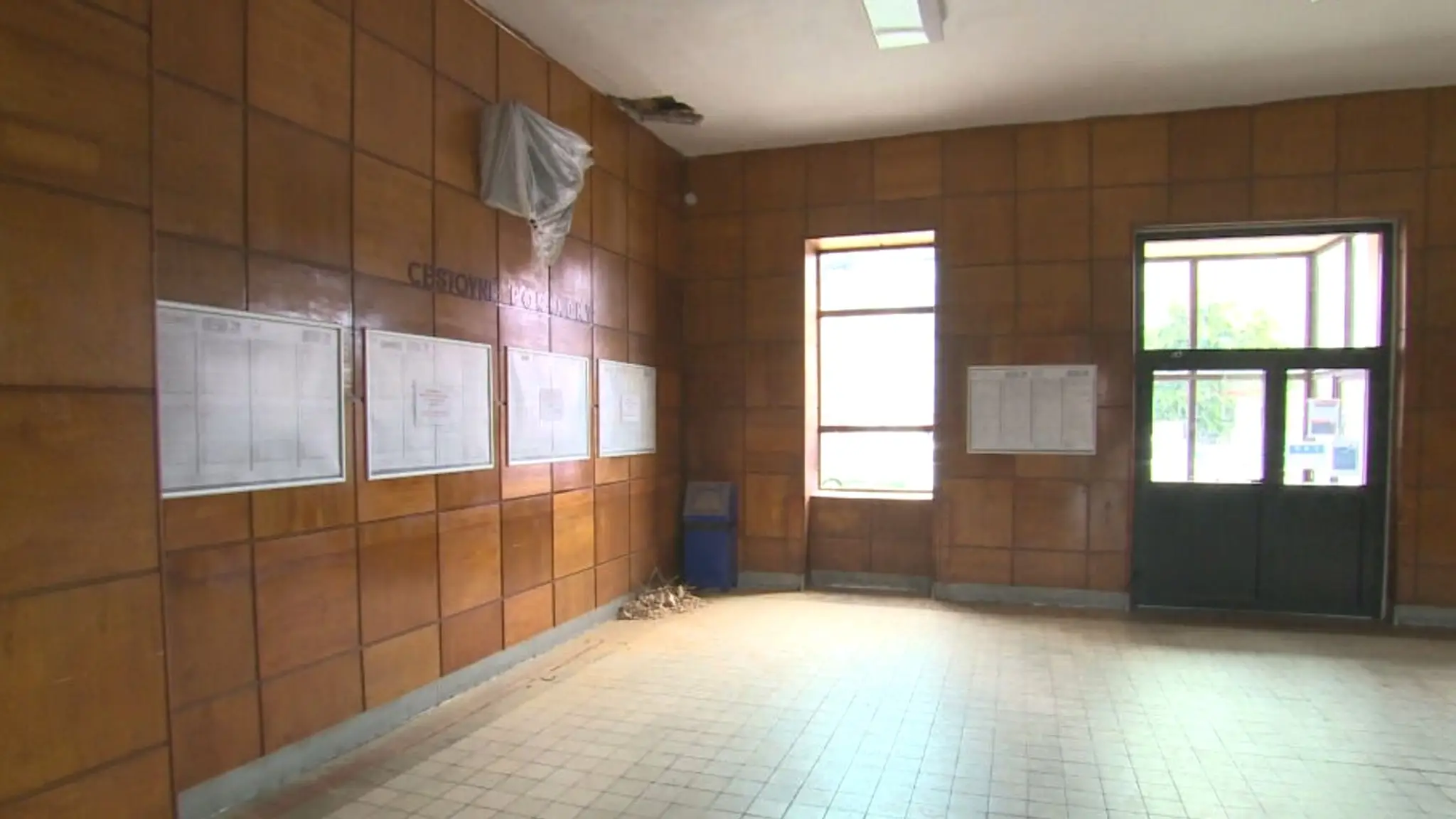 Diera v strope vo vestibule stanice v Nitre.