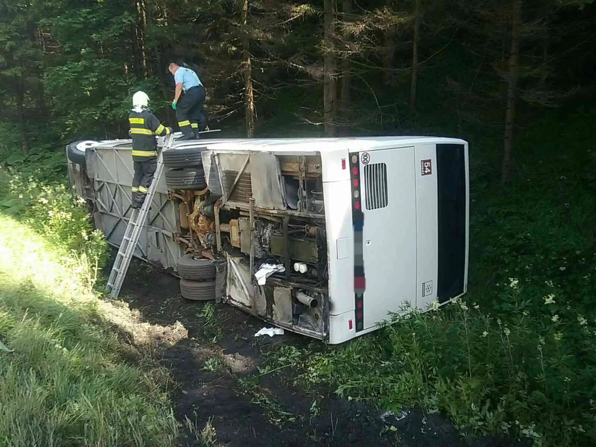 Na Donovaloch sa prevrátil autobus plný detí.