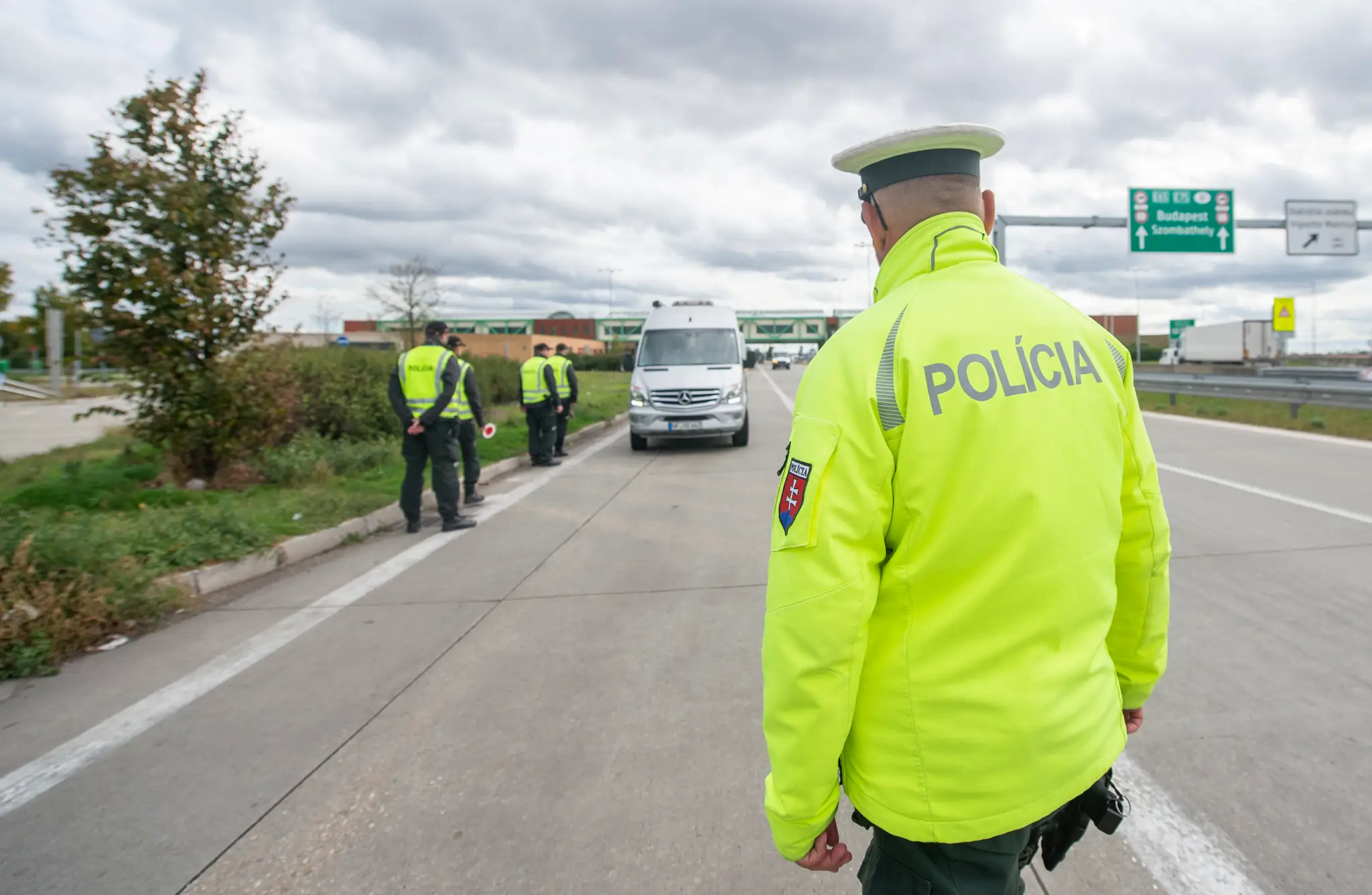 Policajná kontrola na diaľničnom hraničnom priechode Bratislava – Čunovo a Rajka medzi Slovenskom a Maďarskom.