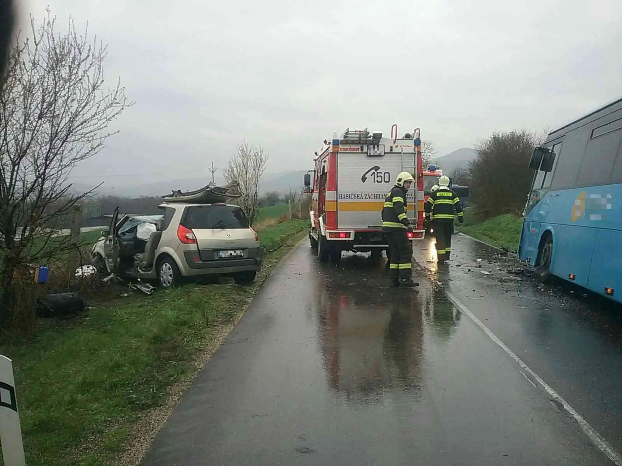 Zrážka auta s autobusom