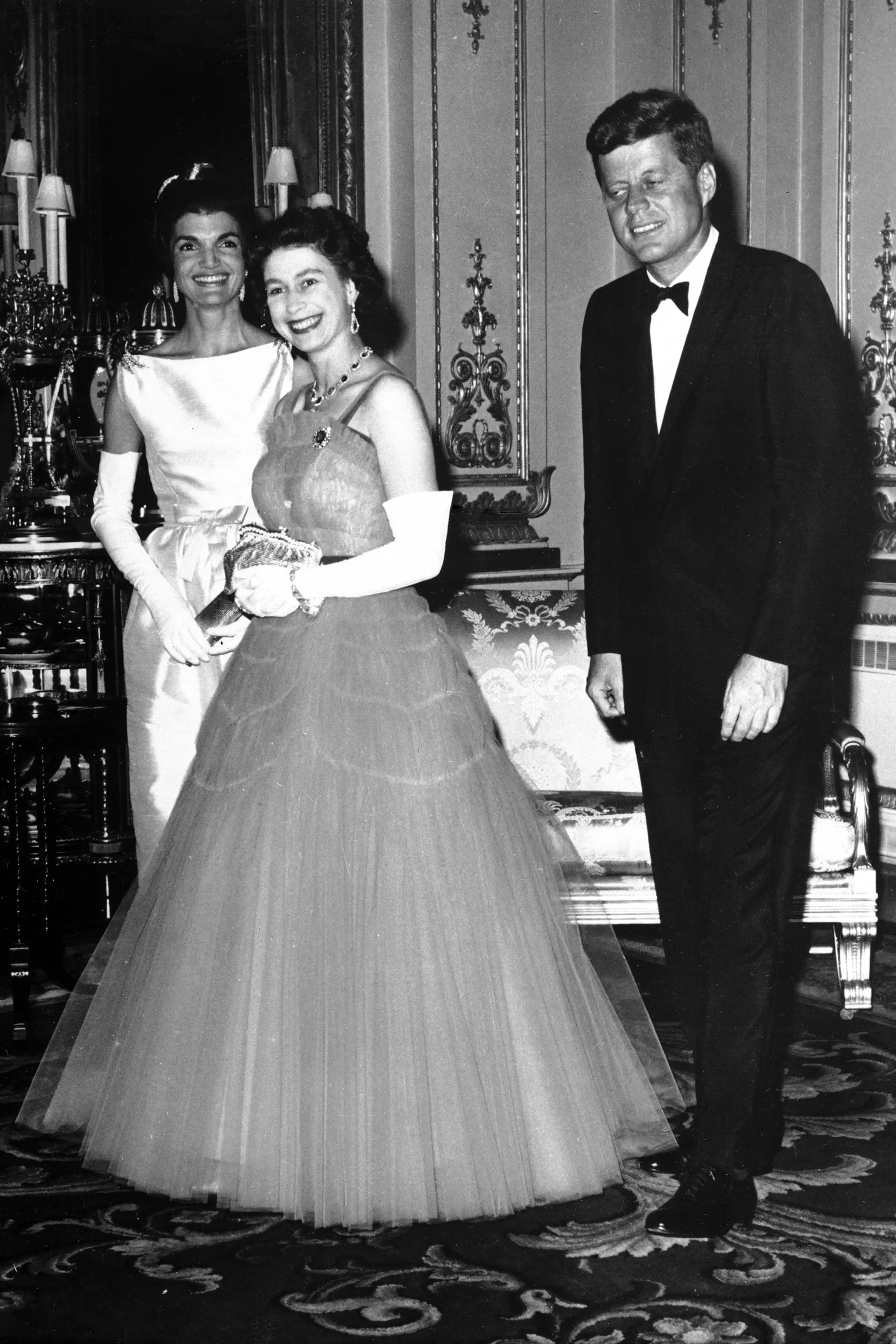 Na snímke z 5. júna 1961 britská kráľovná Alžbeta II. a americký prezident John F. Kennedy so svojou manželkou Jacquelinou Kenne
