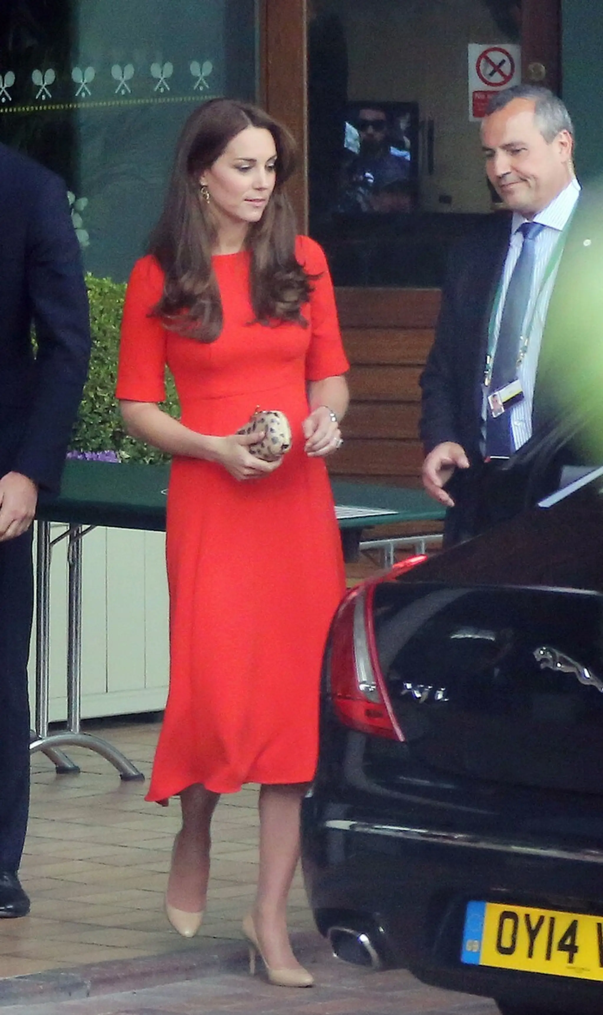 Kate Middleton v červených šatách.
