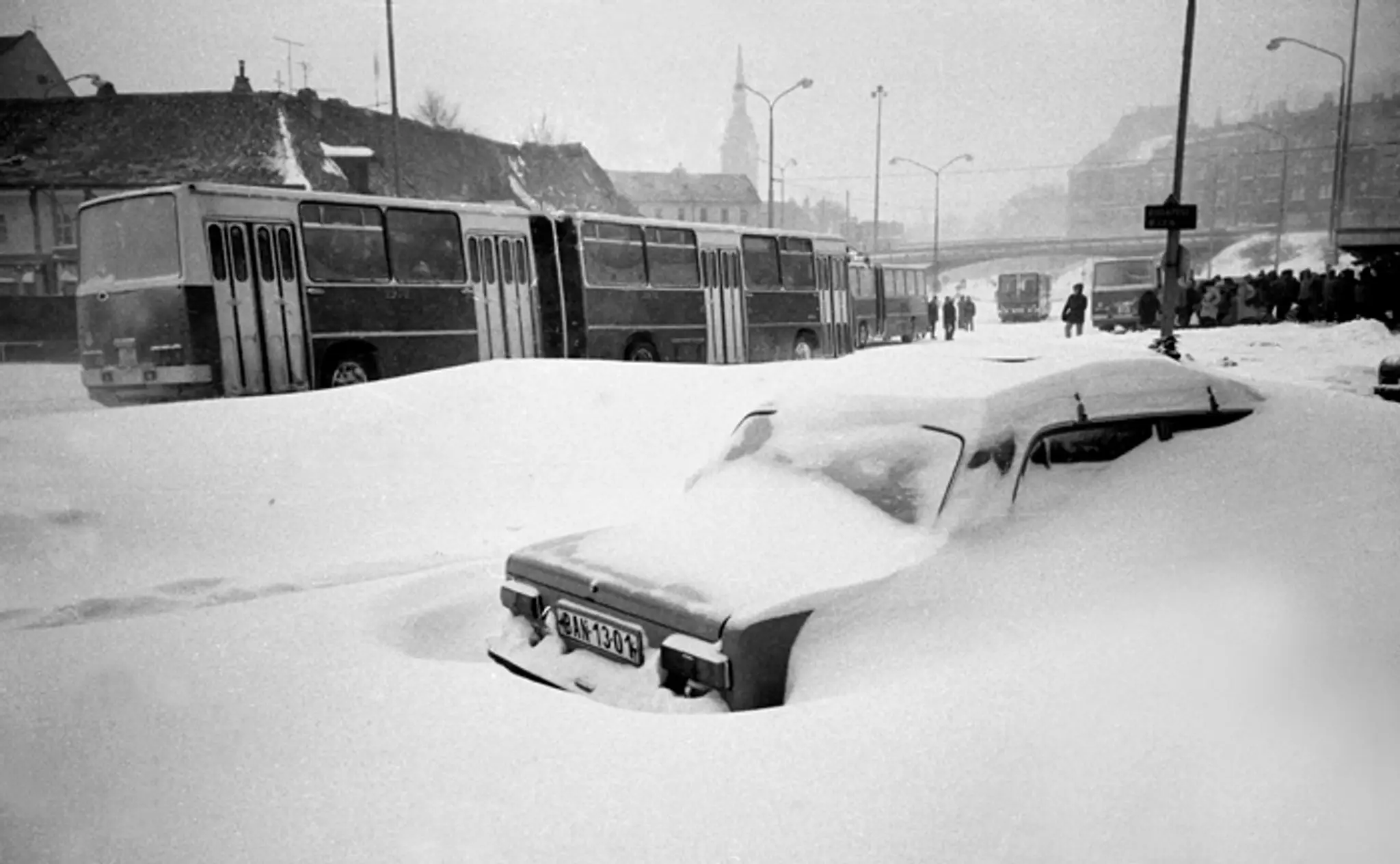 Zaviate auto na Zochovej ulici v Bratislave na archívnej snímke z 12. januára 1987.