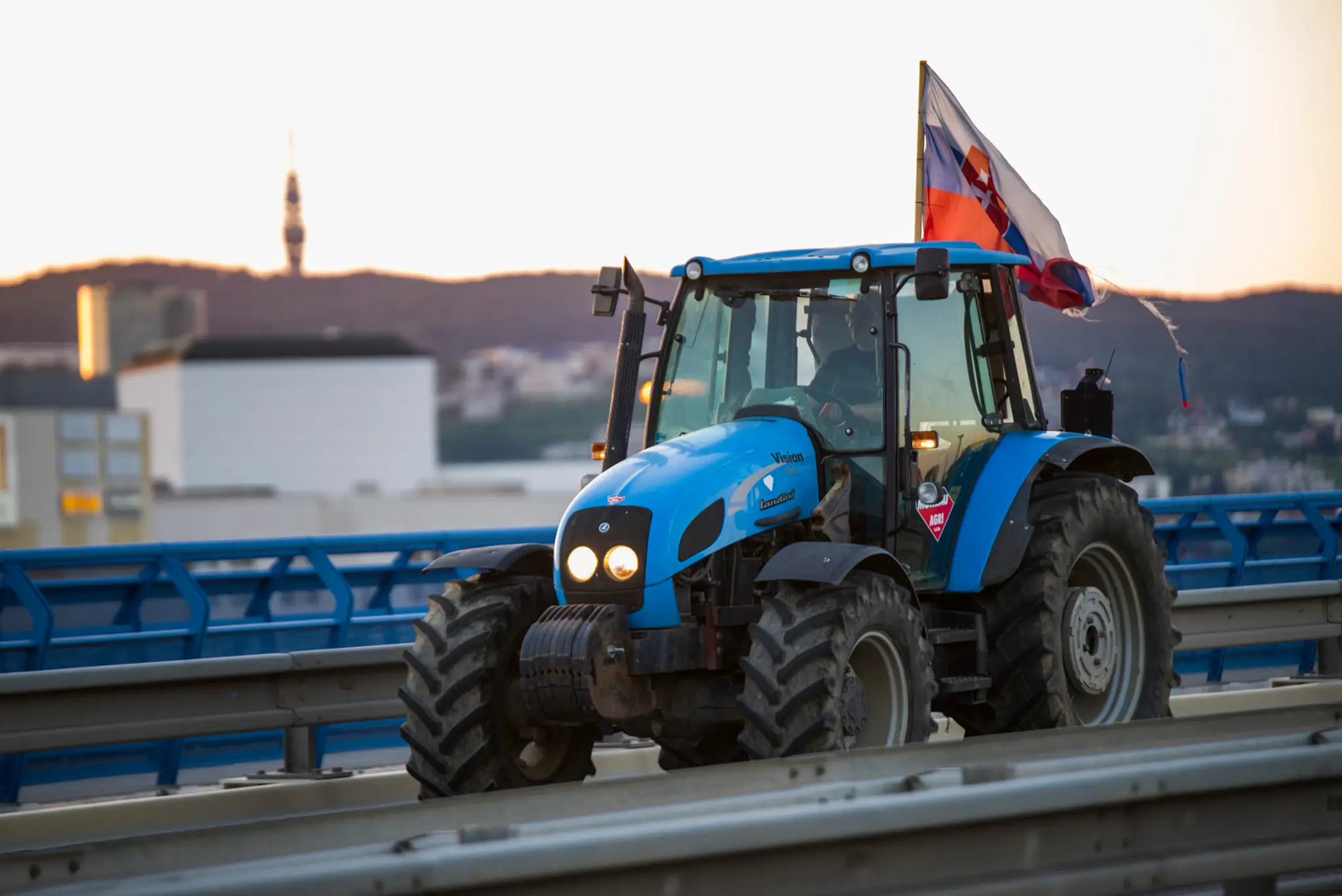 Protestná jazda farmárov z Michaloviec do Bratislavy za lepšie podmienky v poľnohospodárstve.