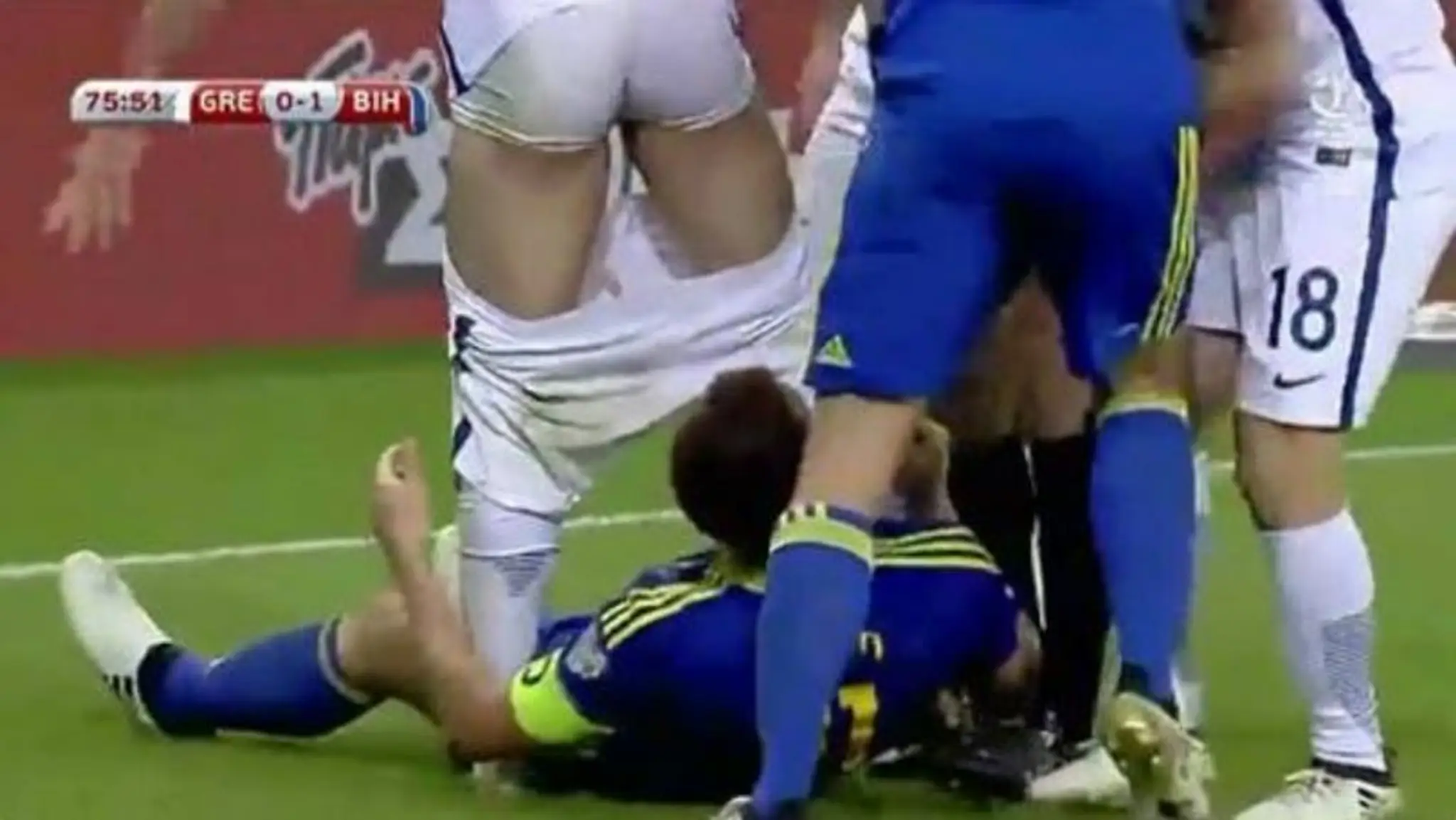 Bosniak Edin Džeko stiahol trenky Grékovi Sokratisovi Papasthatopoulosovi.