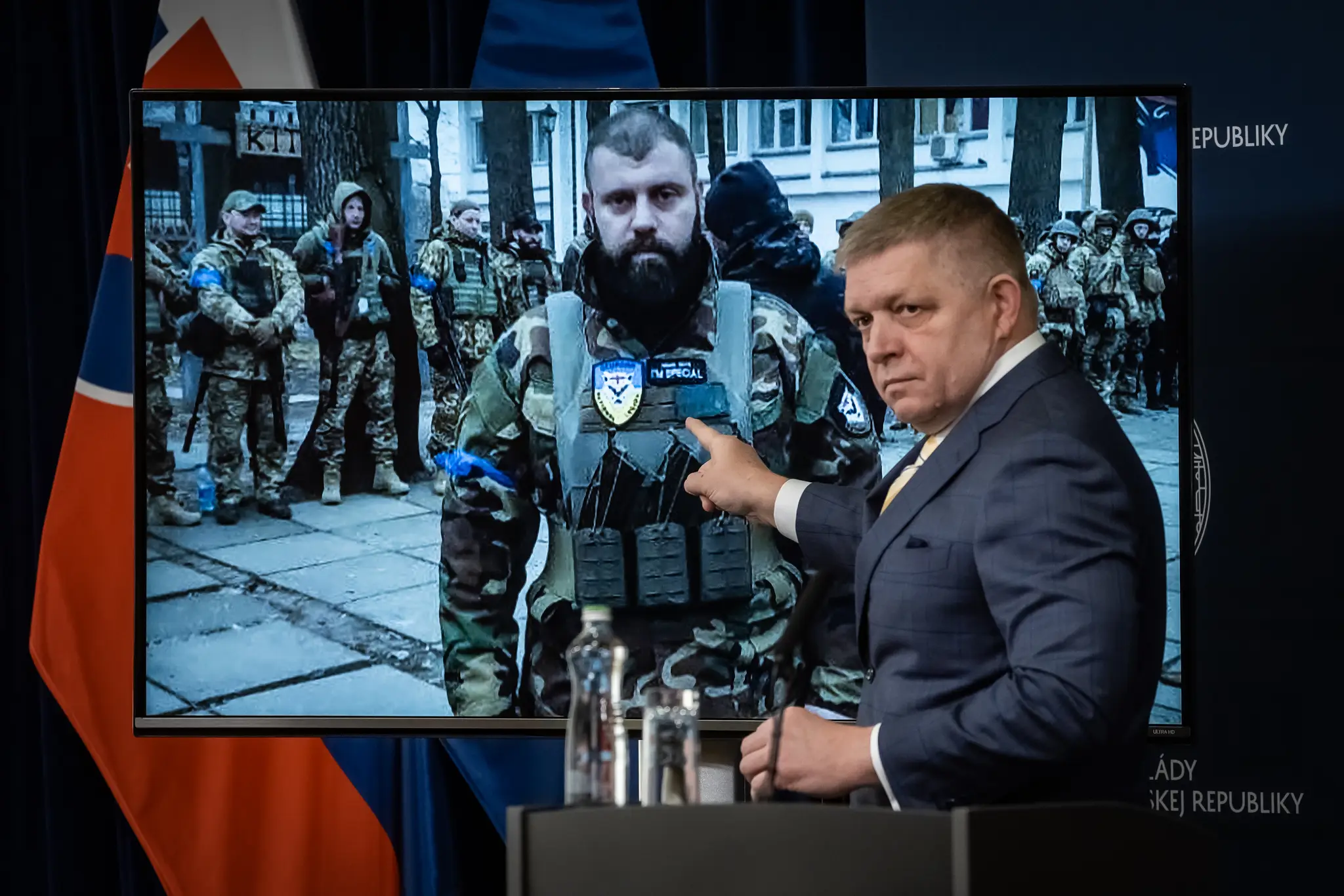 Predseda vlády Robert Fico ukazuje na fotografiu, na ktorej je veliteľ Gruzínskej národnej légie Mamuka Mamulašvili.