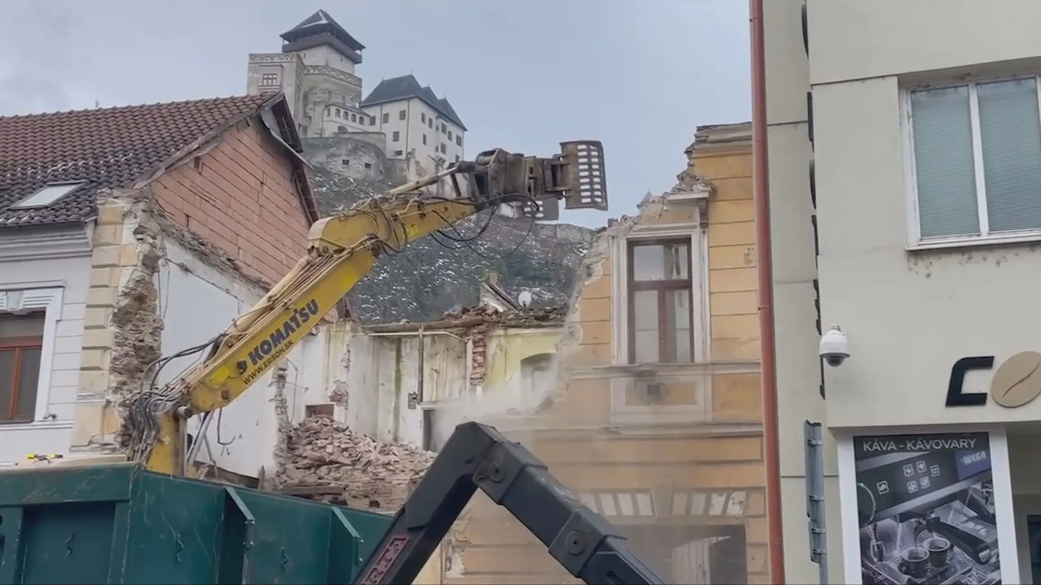 Búranie národnej kultúrnej pamiatky v Trenčíne