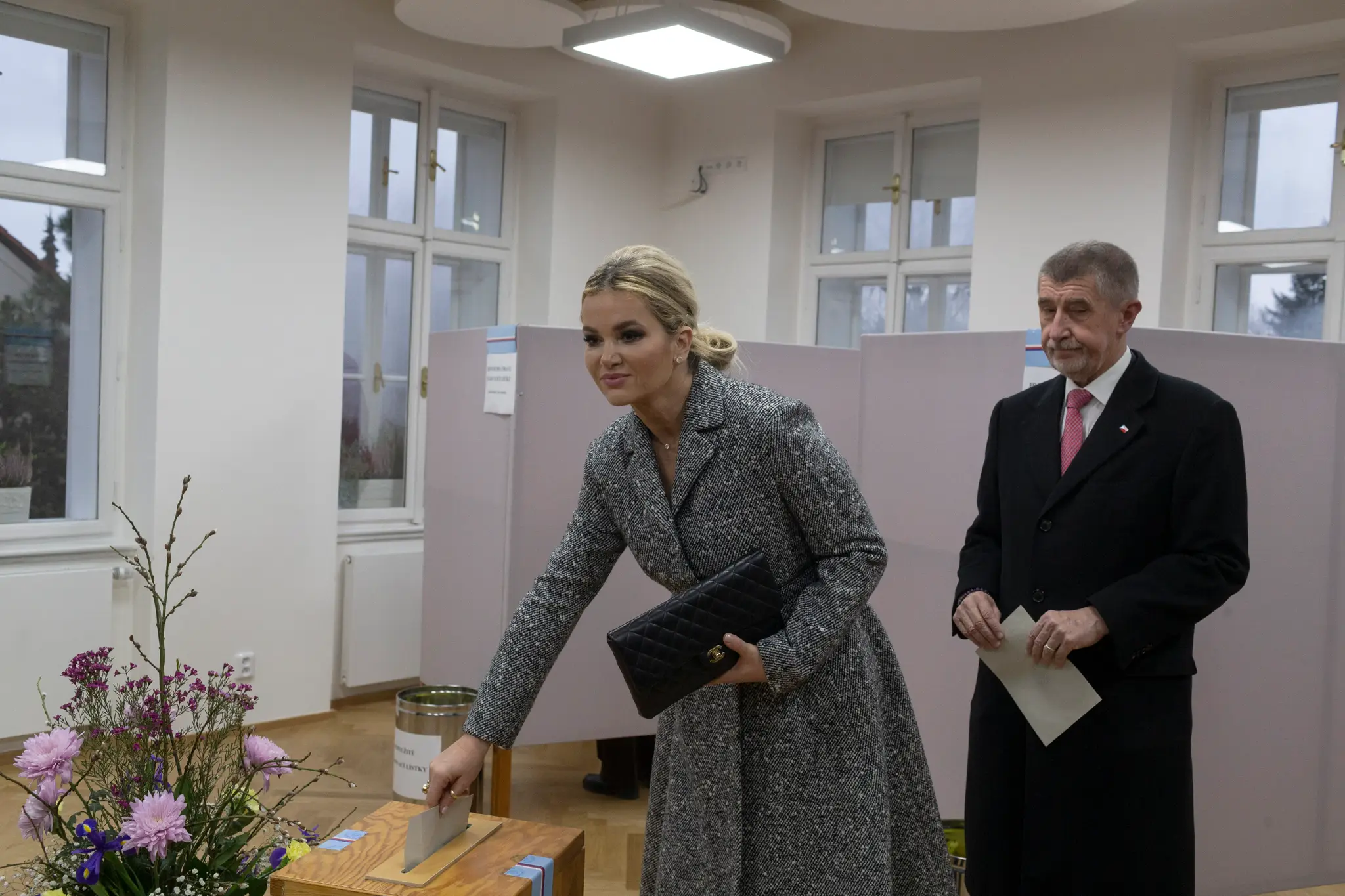 Český prezidentský kandidát Andrej Babiš a jeho manželka Monika volia prezidenta ČR