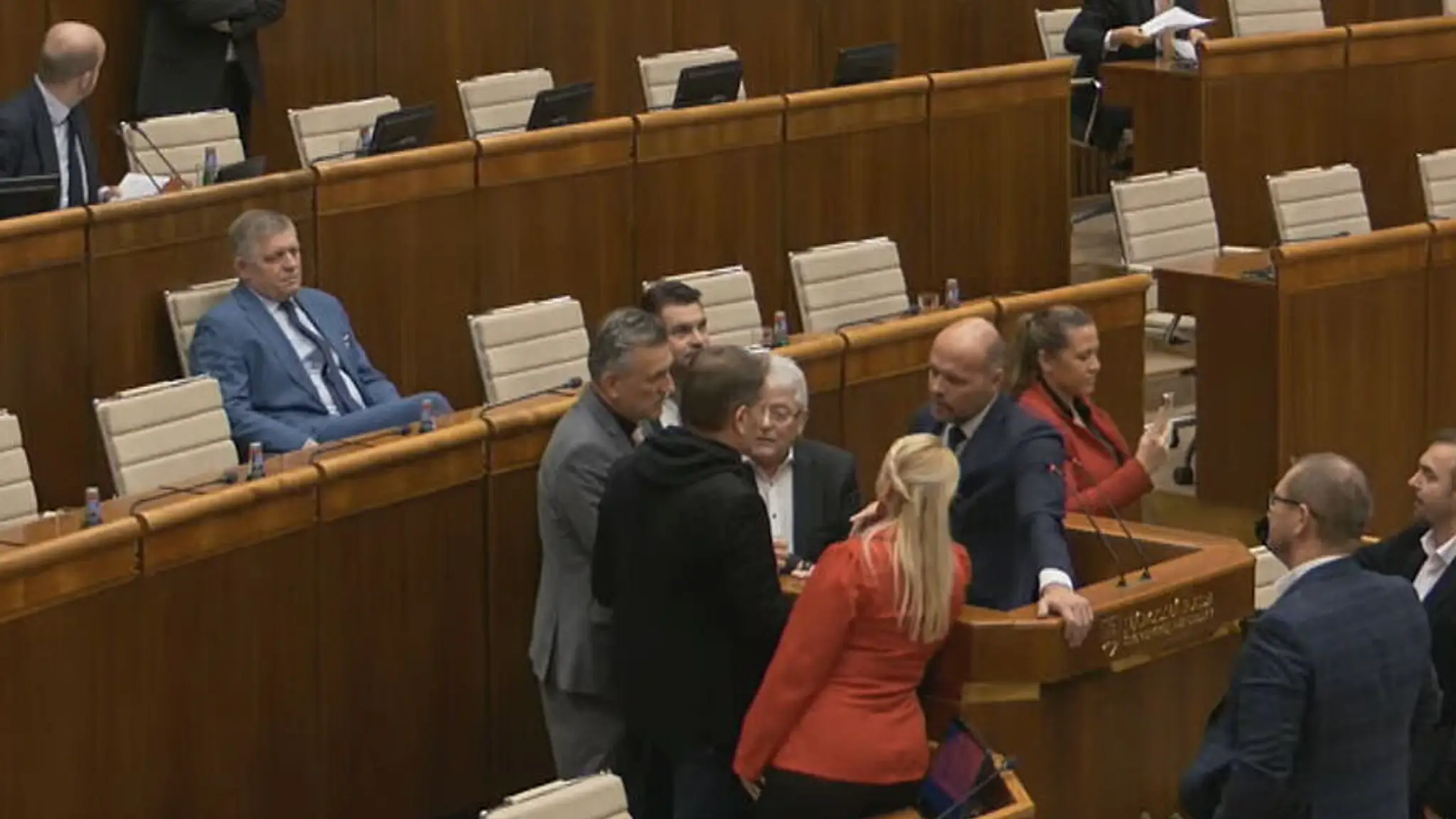 Ostrá hádka v parlamente.