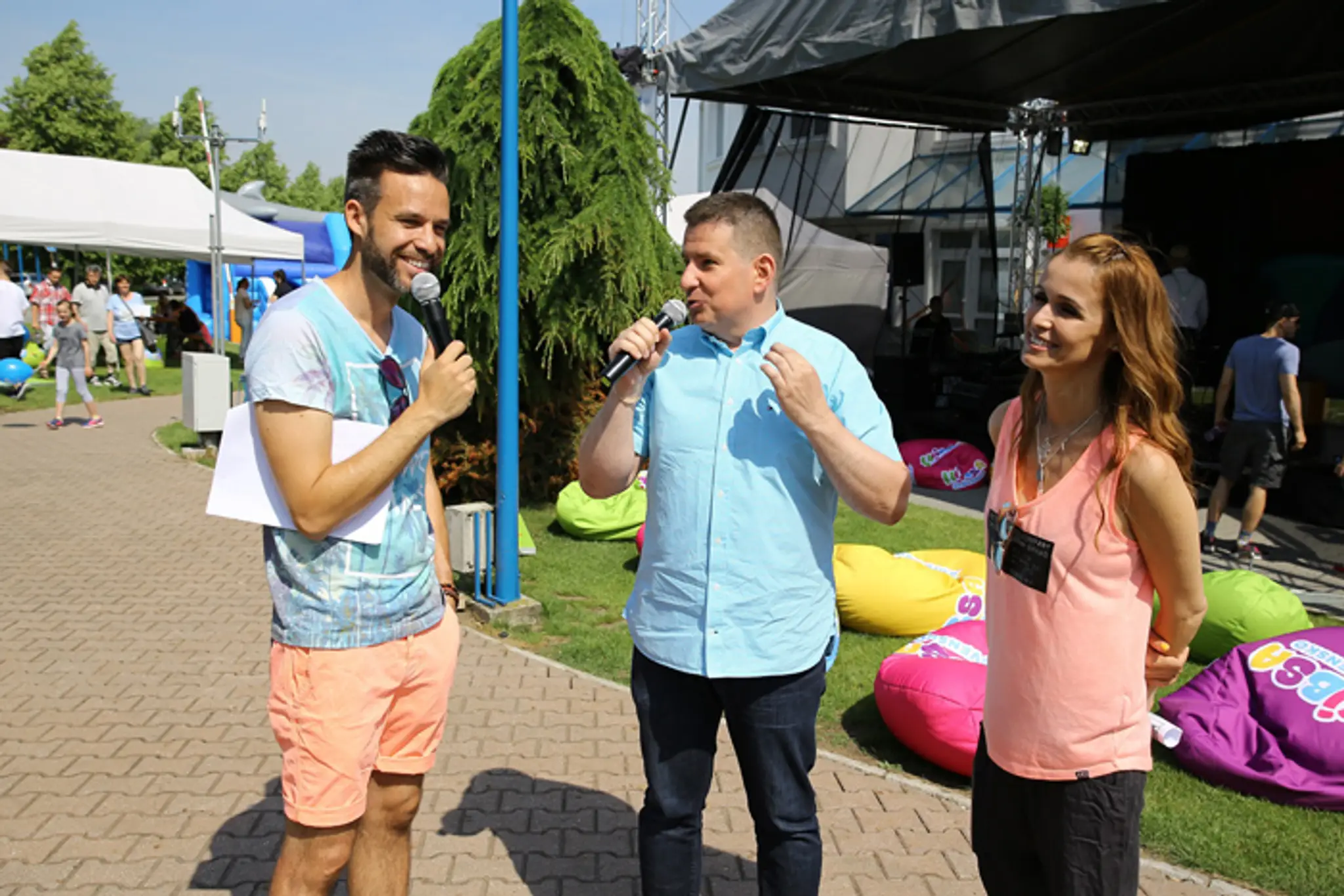 Moderátori TV Markíza na MDD - Robert Juraško, Patrik Herman a Lenka Šóošová.