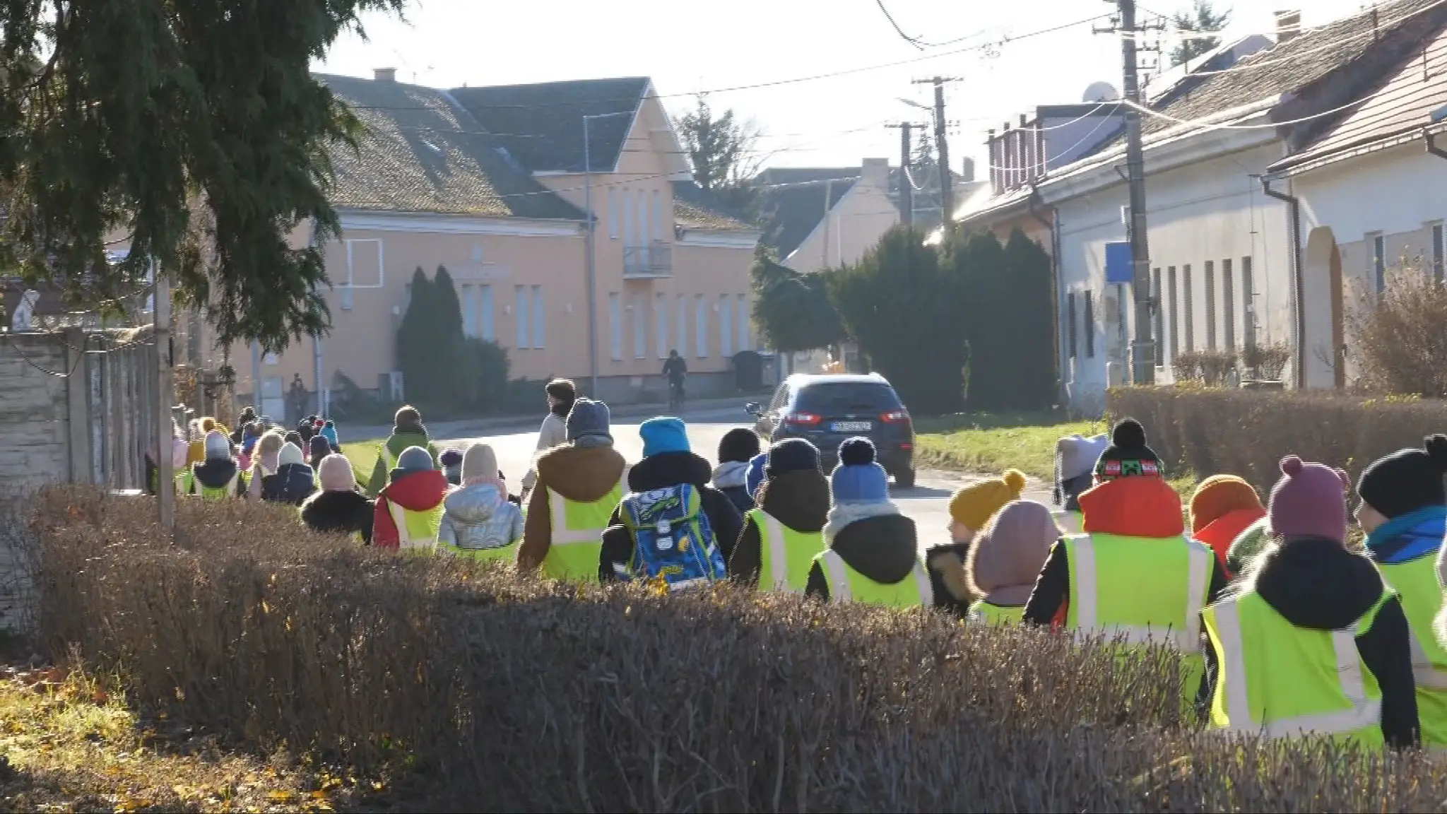 Deti musia peškovať skoro kilometer každý den.