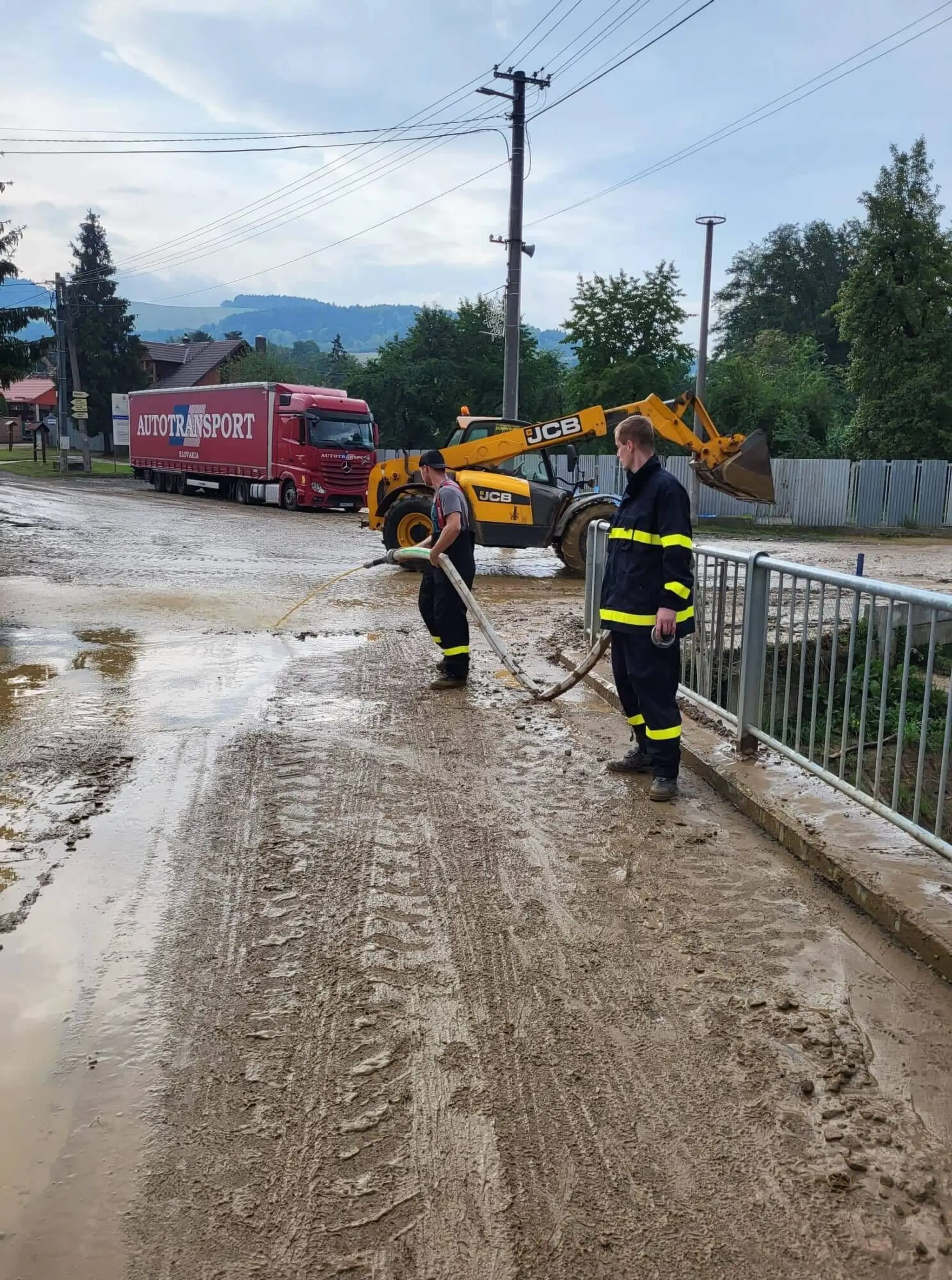 V obci Hermanovce sa z kopca zlialo bahno. Ulice museli vyčistiť dobrovoľní hasiči.