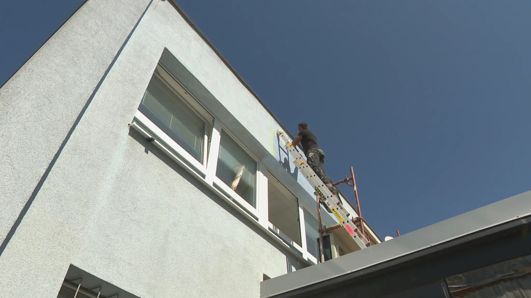 Robotníci pracujú na oprave školy.