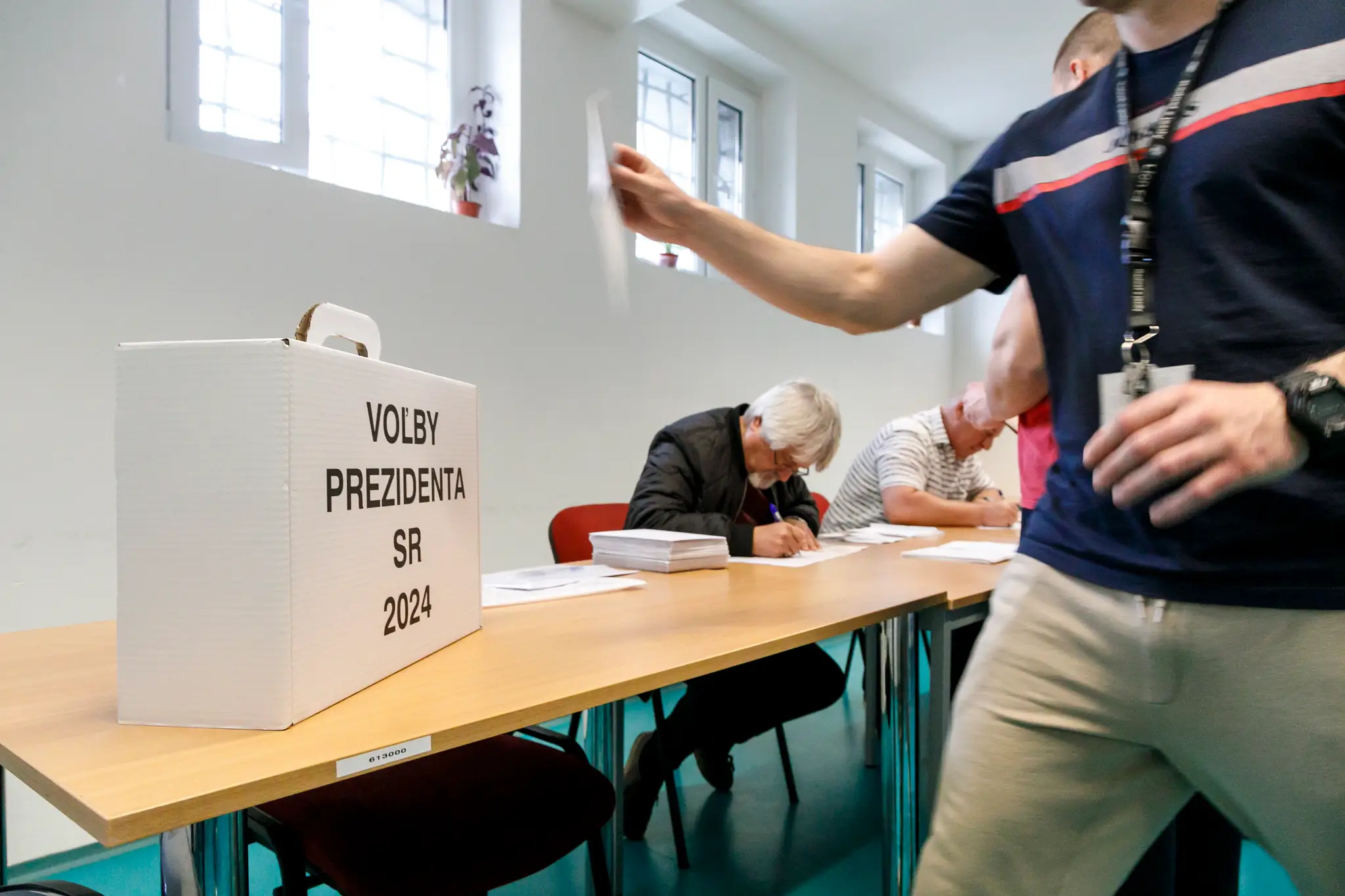Väznená osoba vhadzuje obálku s hlasovacím lístkom do volebnej schránky v Ústave na výkon väzby a Ústave na výkon trestu odňatia slobody Bratislava.