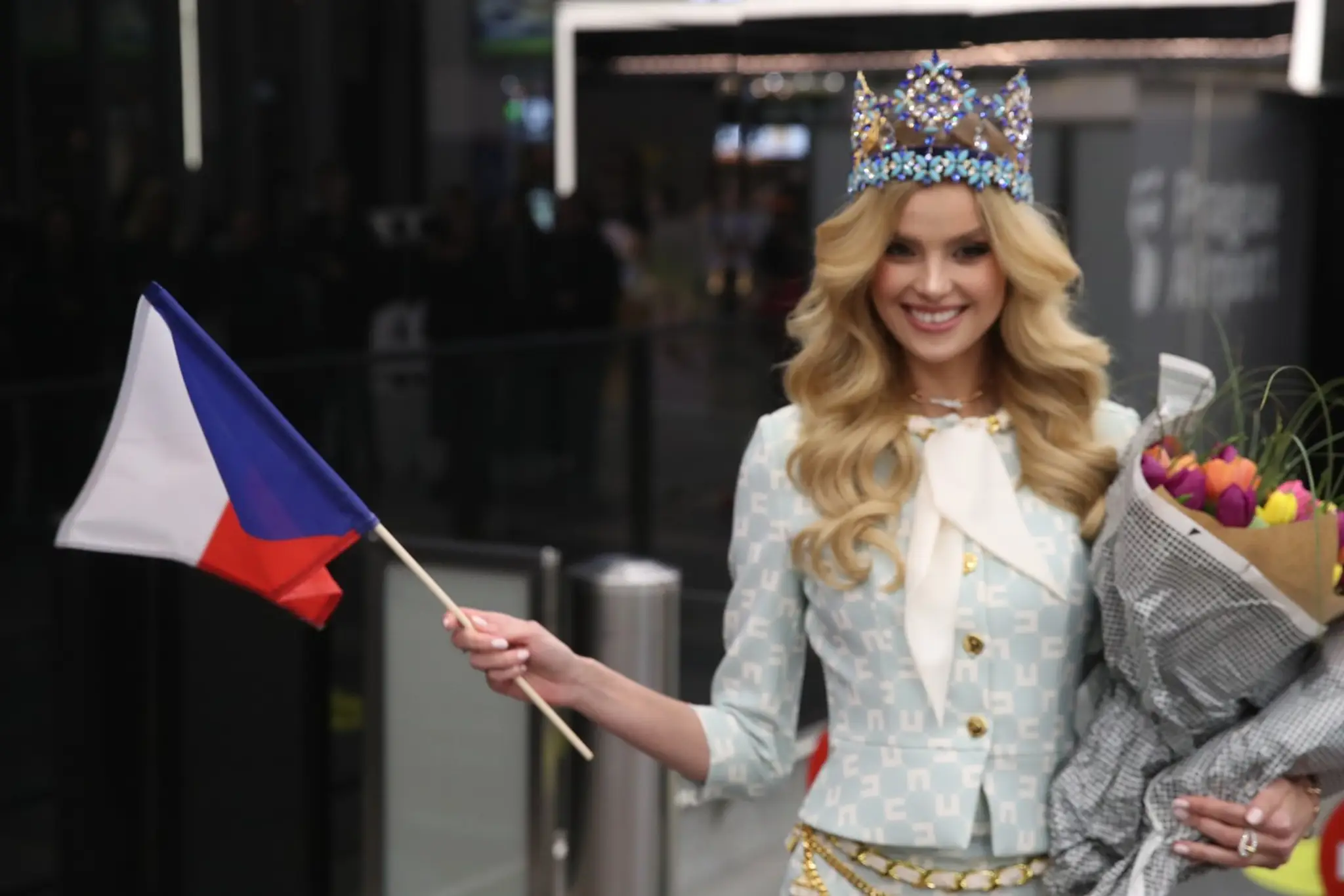 Miss World Krystyna Pyszko prichádza na letisko Václava Havla.