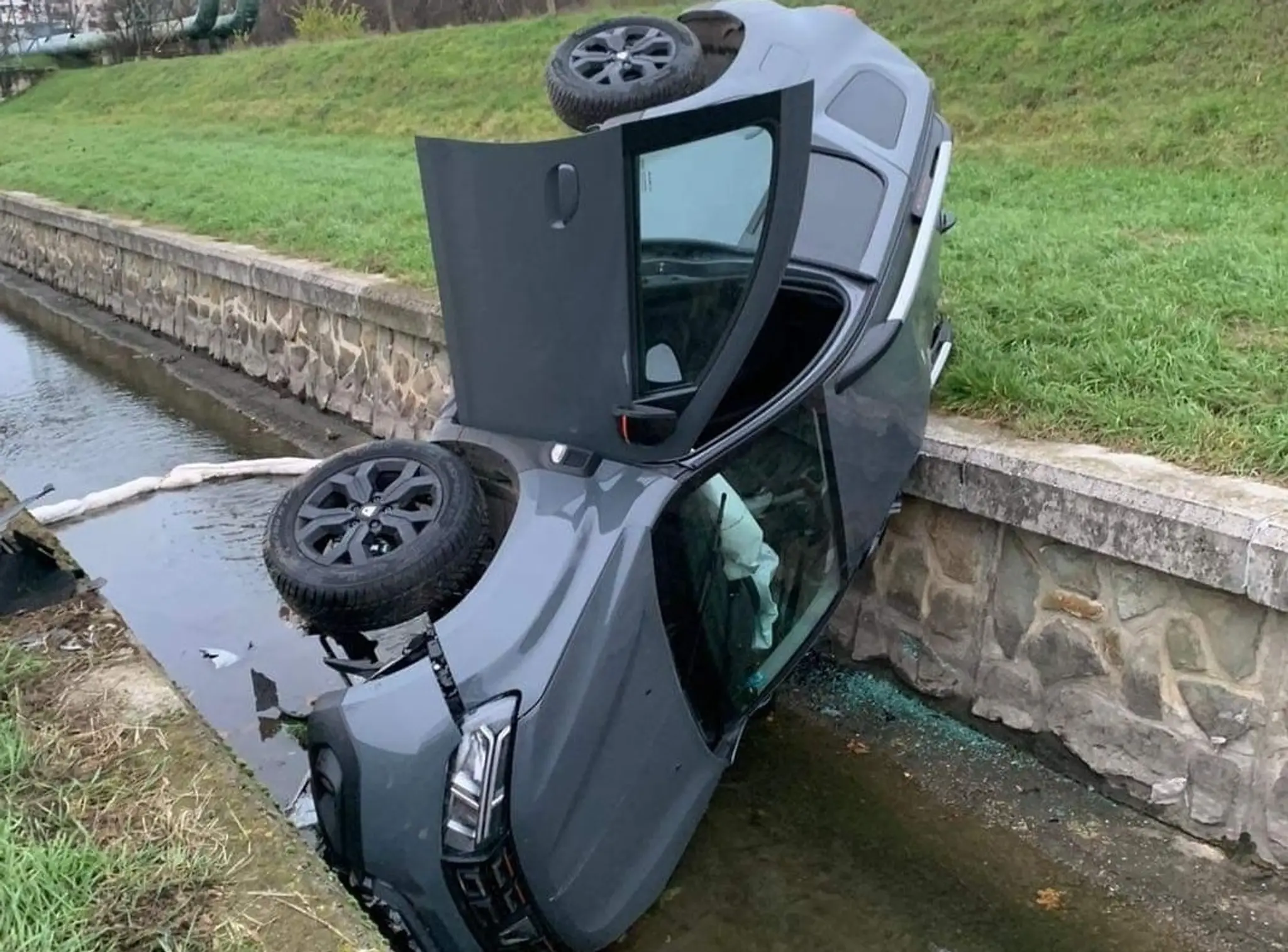 Auto v potoku.
