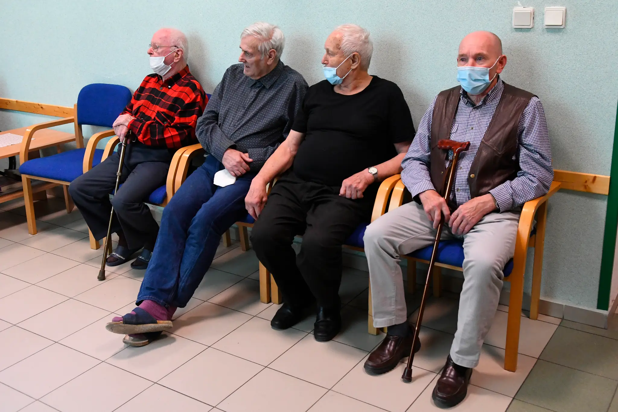 Dôchodcovia z Domova dôchodcov v Spišskej Novej Vsi, ktorí pri požiari prišli o strechu nad hlavou.