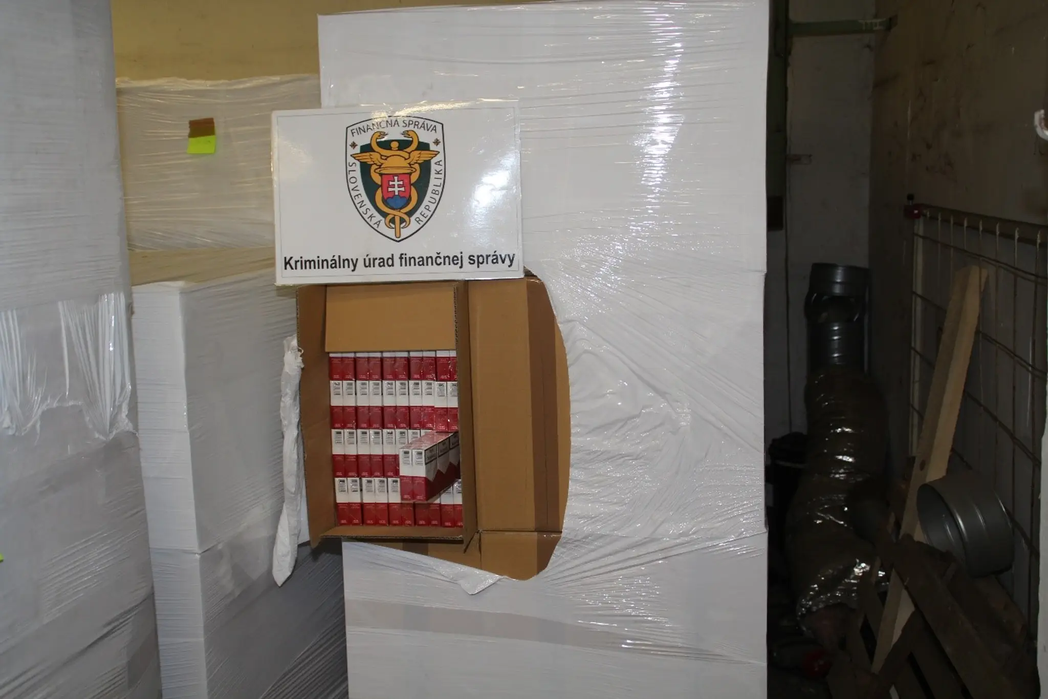 Pri Nitre odhalili výrobňu cigariet, ktorá sa tvárila ako stolárska dielňa.
