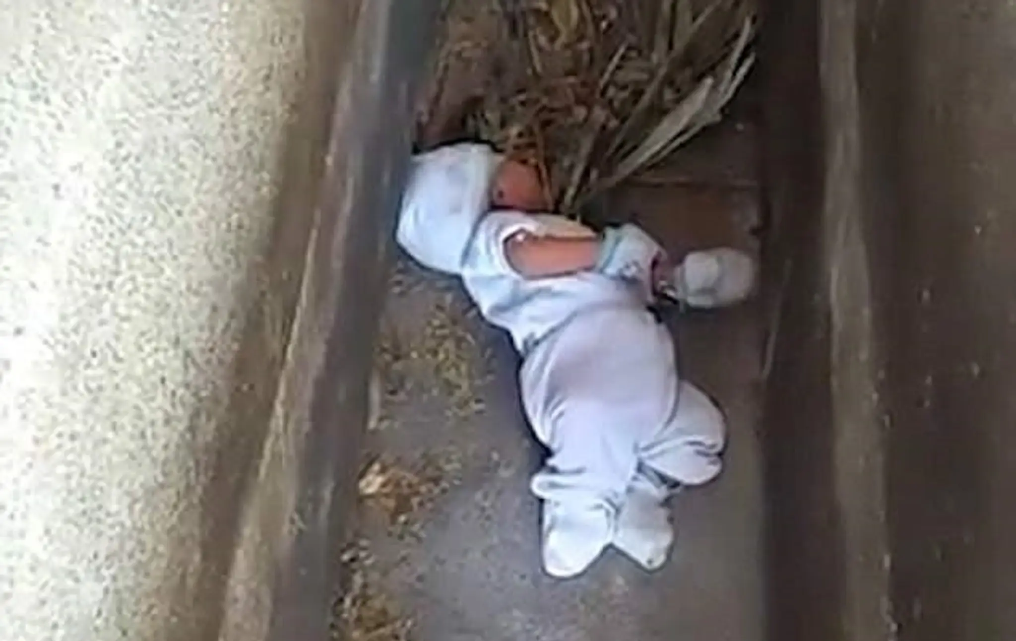 Bábätko nechala matka ležať na zemi na cintoríne