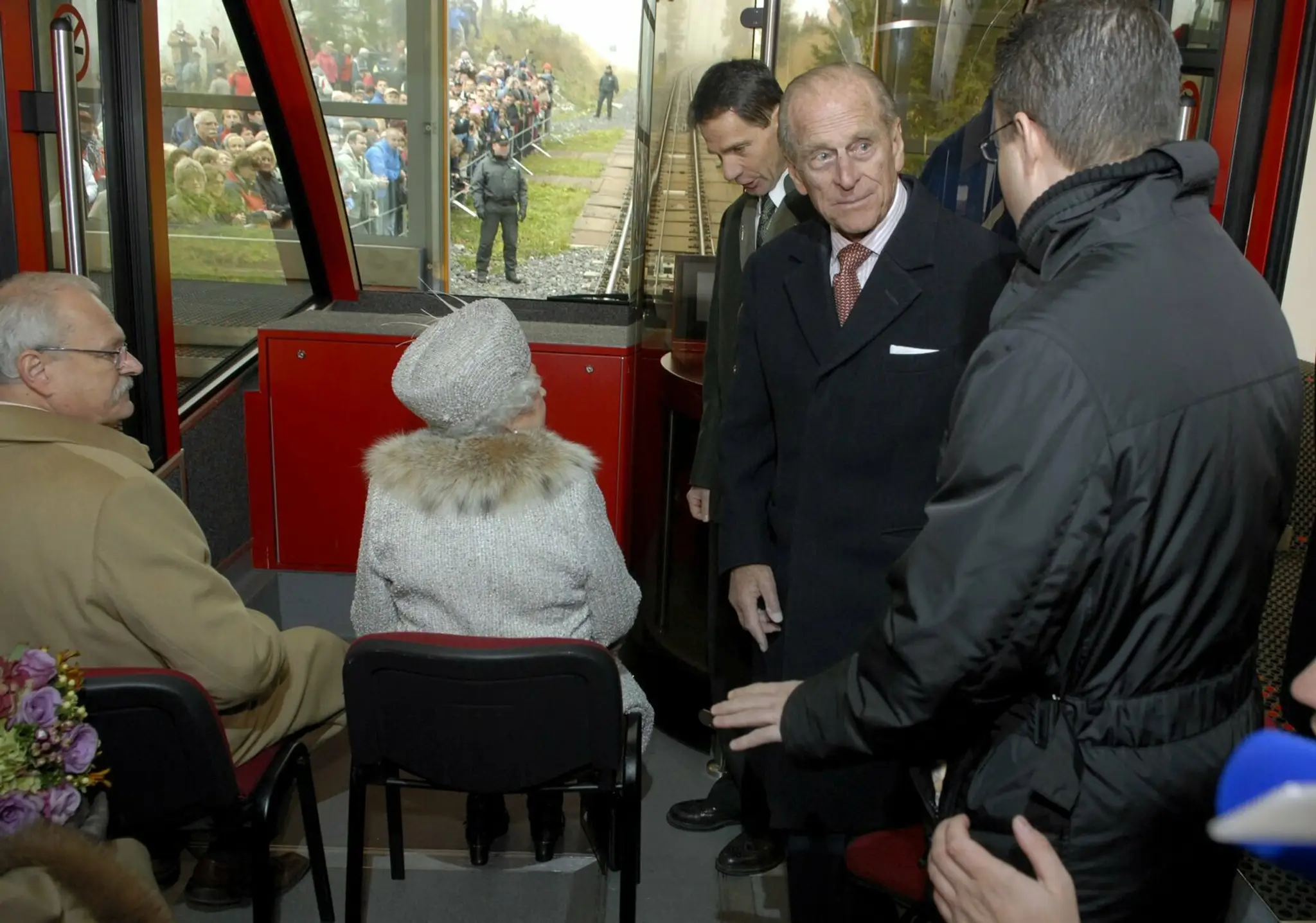 Britská kráľovná Alžbeta II. a princ Philip, prezident SR Ivan Gašparovič, v pozemnej lanovke v Starom Smokovci pred cestou n