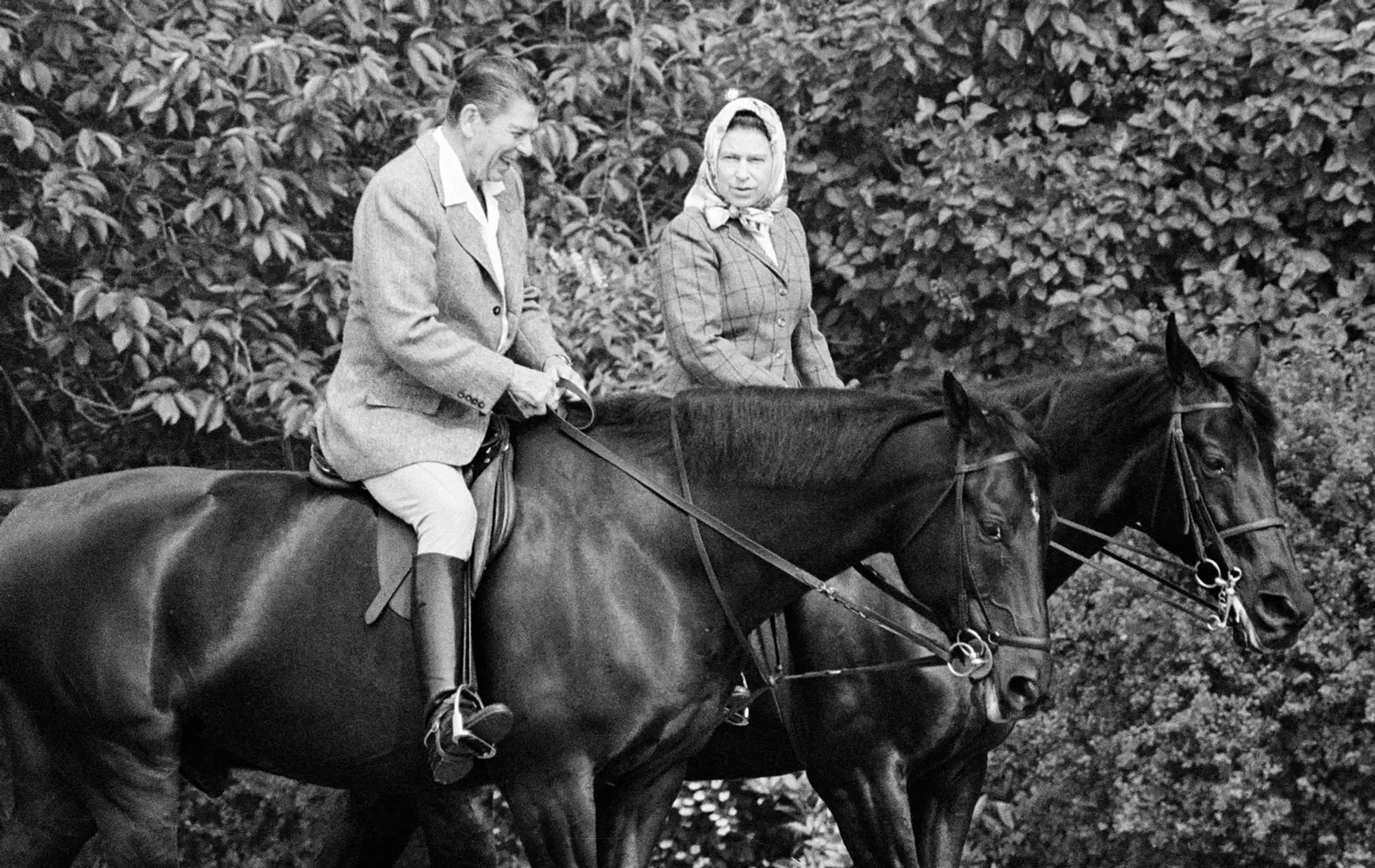Na snímke z 8. júna 1982 americký prezident Ronald Reagan a kráľovná Alžbeta II.