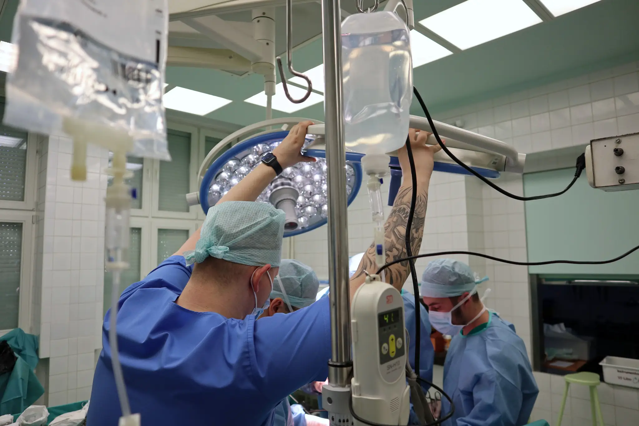 Na snímke realizácia unikátneho operačného výkonu, ktorý realizuje chirurgické oddelenie Fakultnej nemocnice s poliklinikou v Žiline ako jediné špecializované pracovisko na Slovensku metódou s názvom HIPEC.