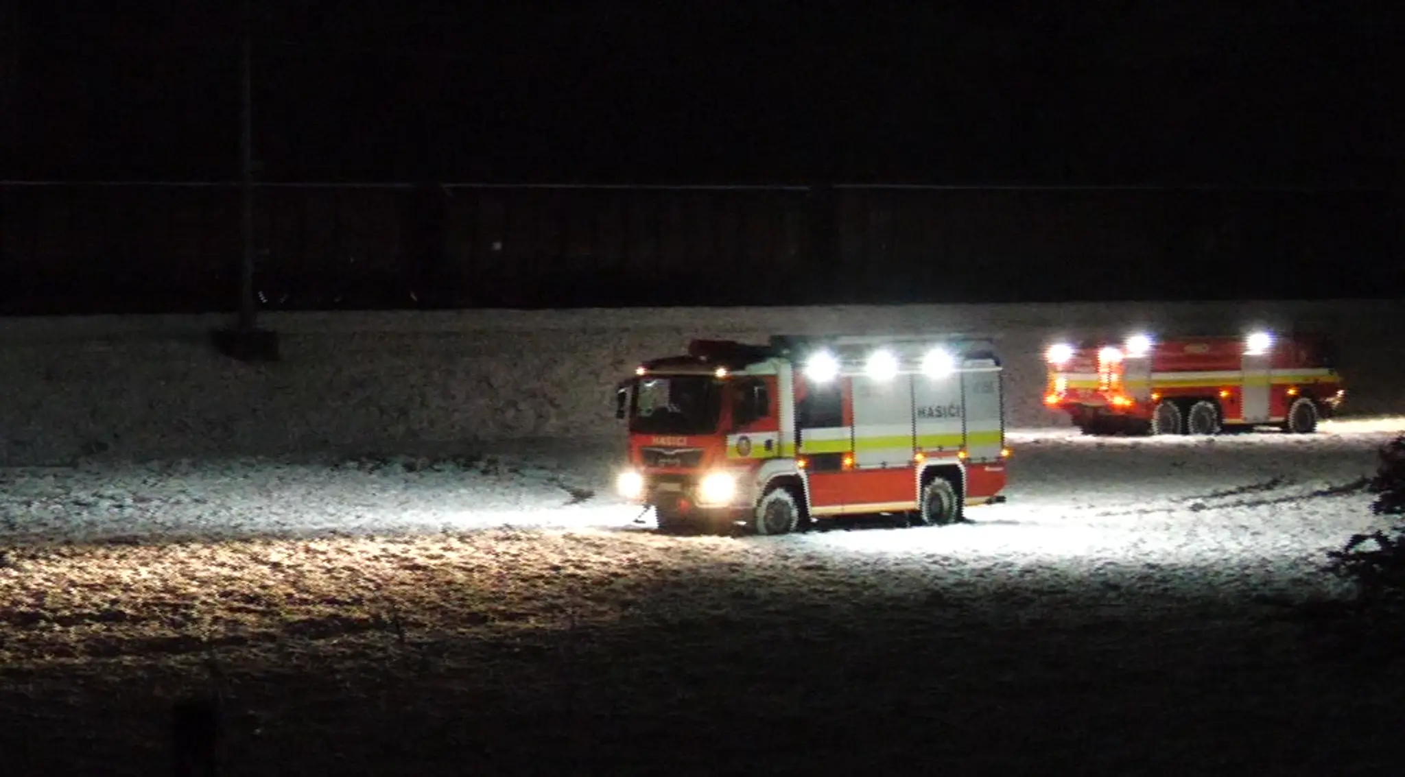 Na snímke hasiči, ktorí zasahovali pri požiari rušňa na úseku medzi Dolným Hričovom a Bytčou.