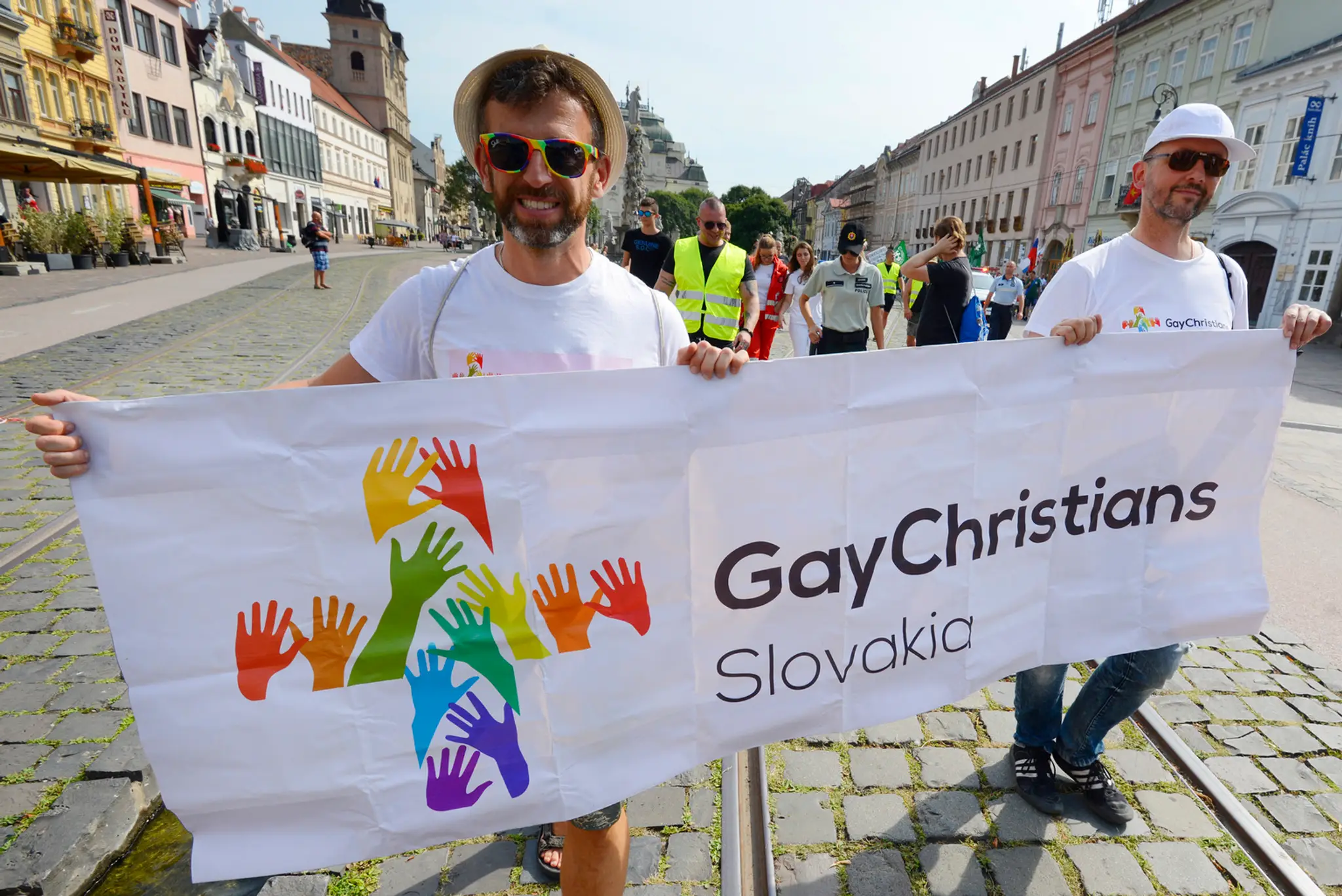 Za dúhovým sprievodom kráčala zhruba 50-členná protestná skupina prívržencov ĽSNS