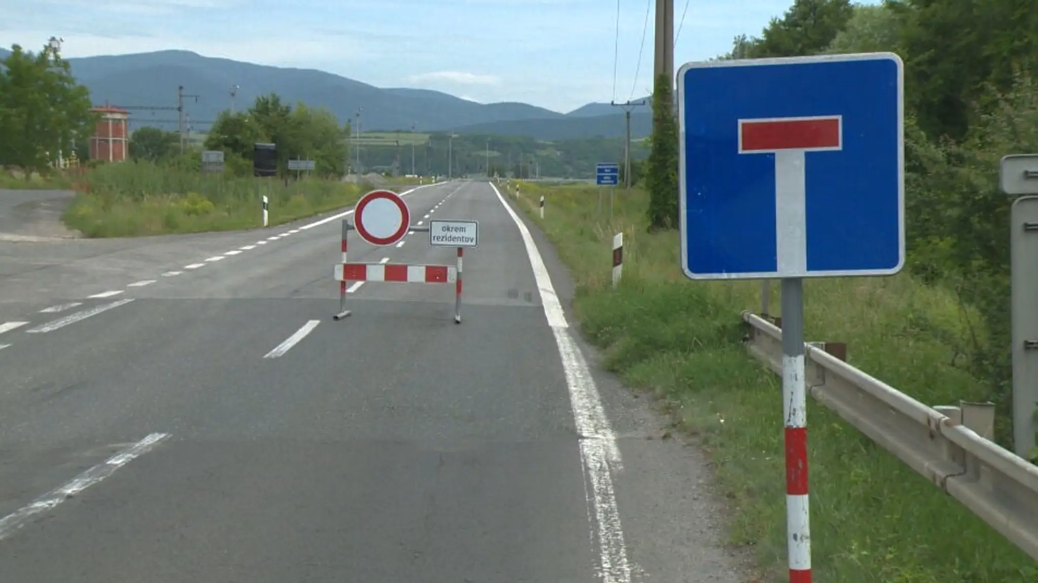 Oprava cesty pokračuje.
