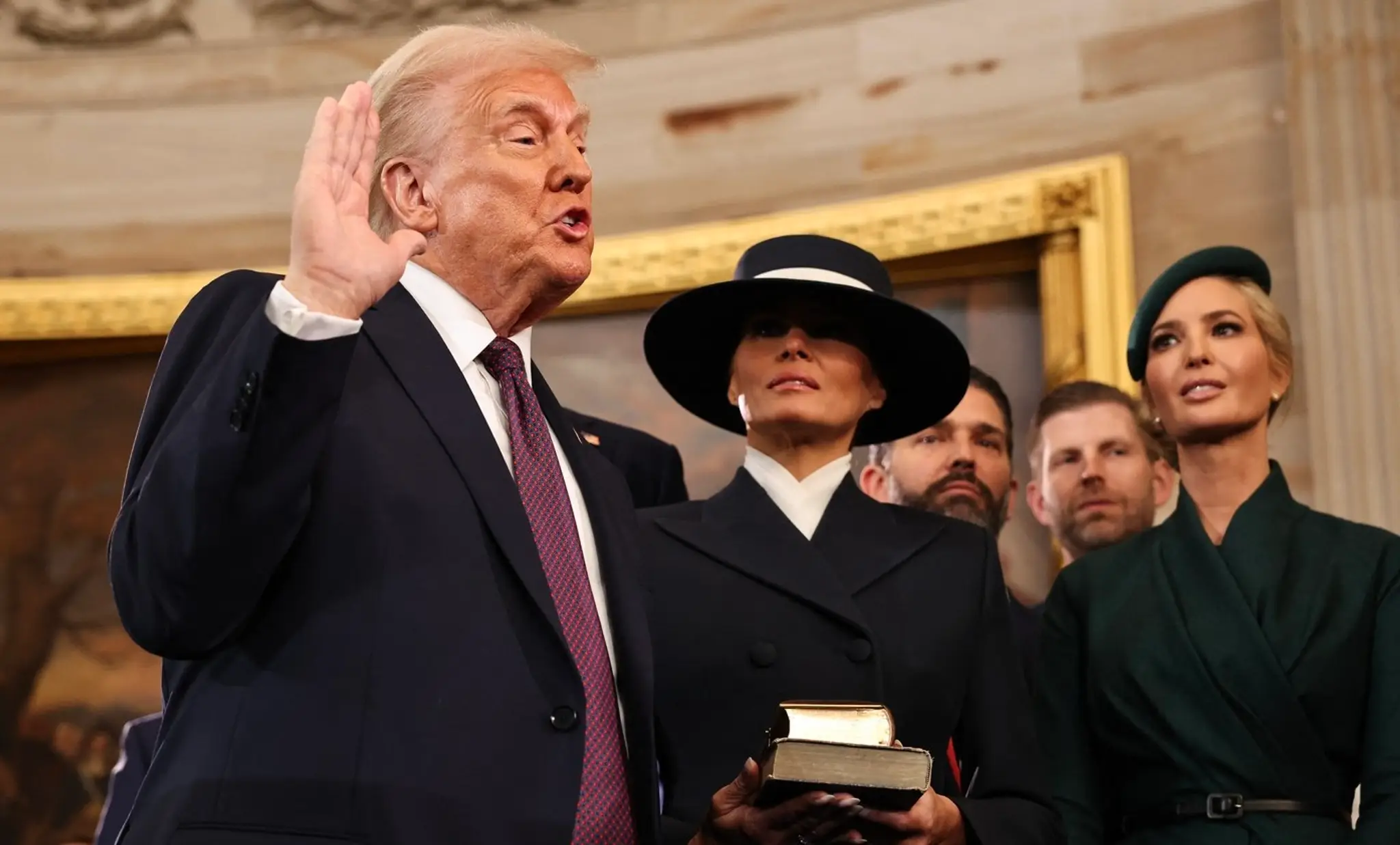 Trump zložil prísahu do rúk predsedu Najvyššieho súdu USA Johna Robertsa.