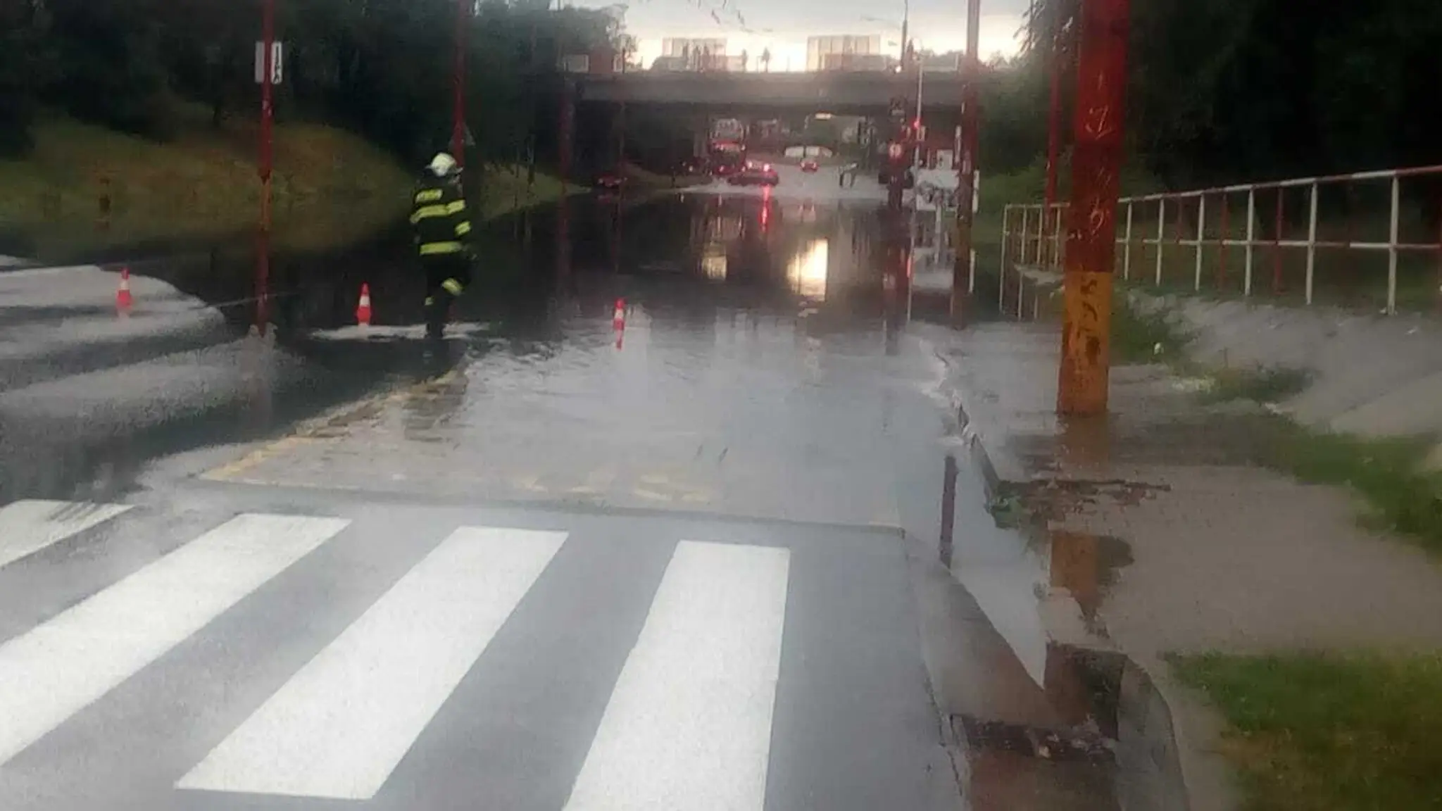 Zatopená ulica vo Vrakuni.