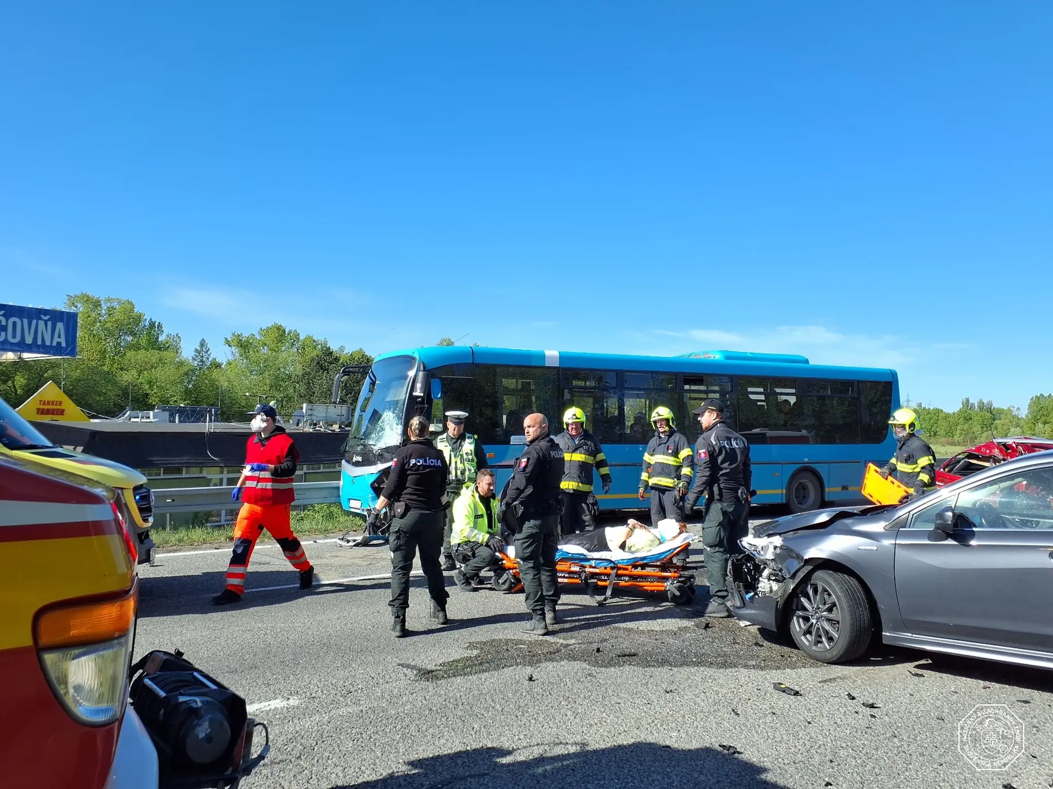 Zrážka autobusu a troch áut