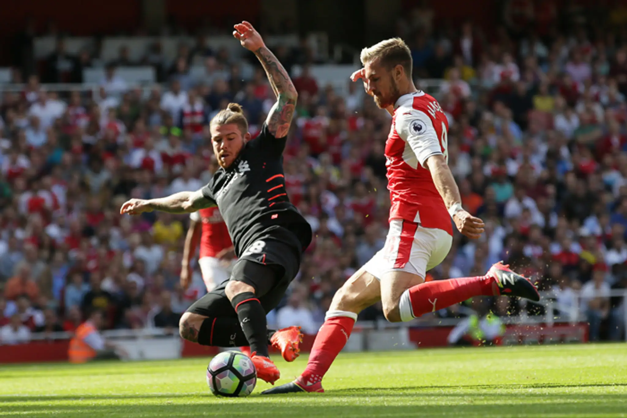 Alberto Moren (Liverpool) blokuje strelu hráča Arsenalu Aarona Ramseyho.
