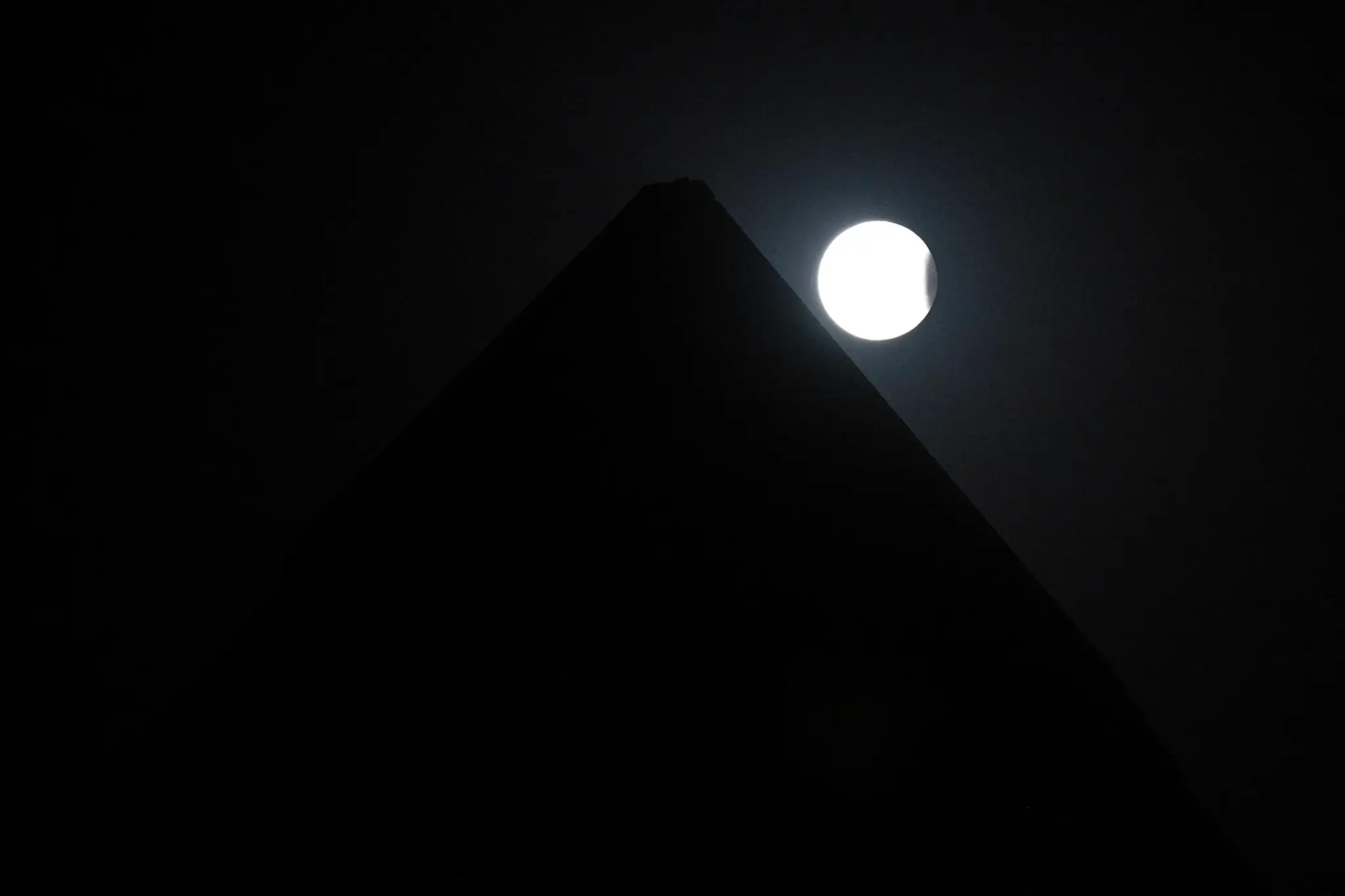 Čiastočné zatmenie Mesiaca nad pyramídou v egyptskej Gíze
