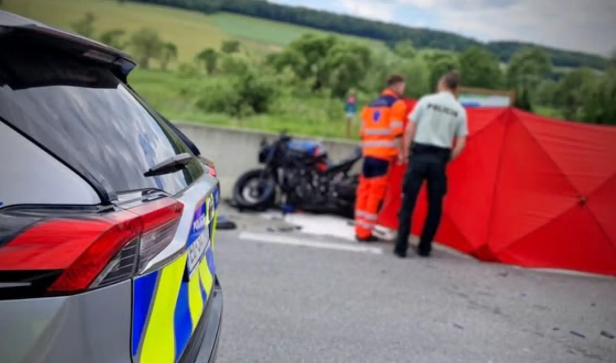 Na snímke záchranár a policajt na mieste tragickej nehody pri Svidníku.