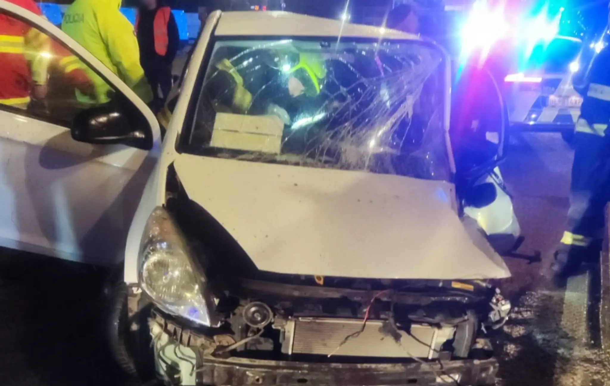 Zničené auto po náraze do stĺpa.
