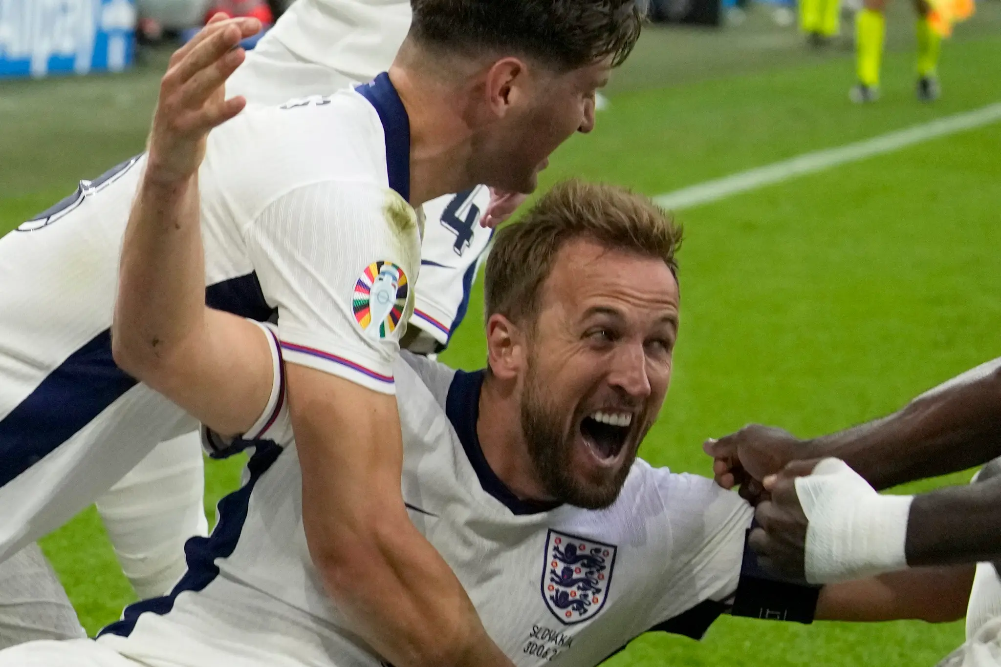 Angličan Harry Kane oslavuje so spoluhráčmi gól v osemfinále ME 2024 proti Slovensku.