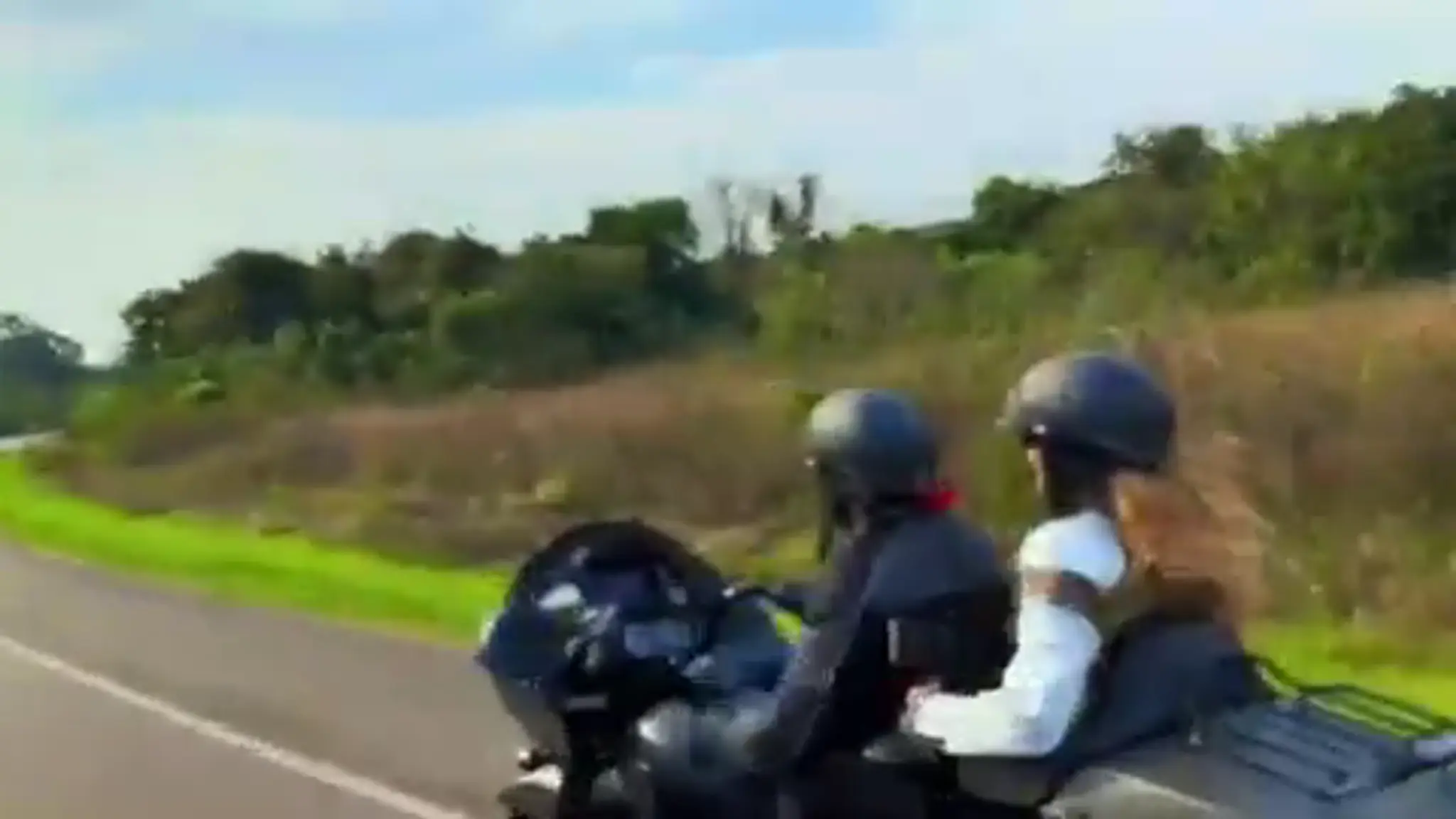 Mario Cimarro a Bronislava Gregušová na motorke v Paraguaji