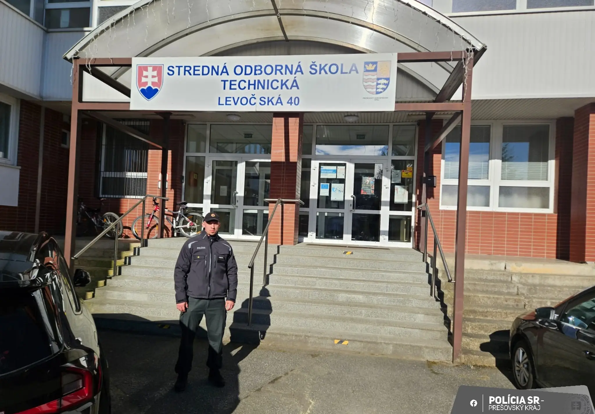 Školy strážia po výhražných e-mailoch policajti.