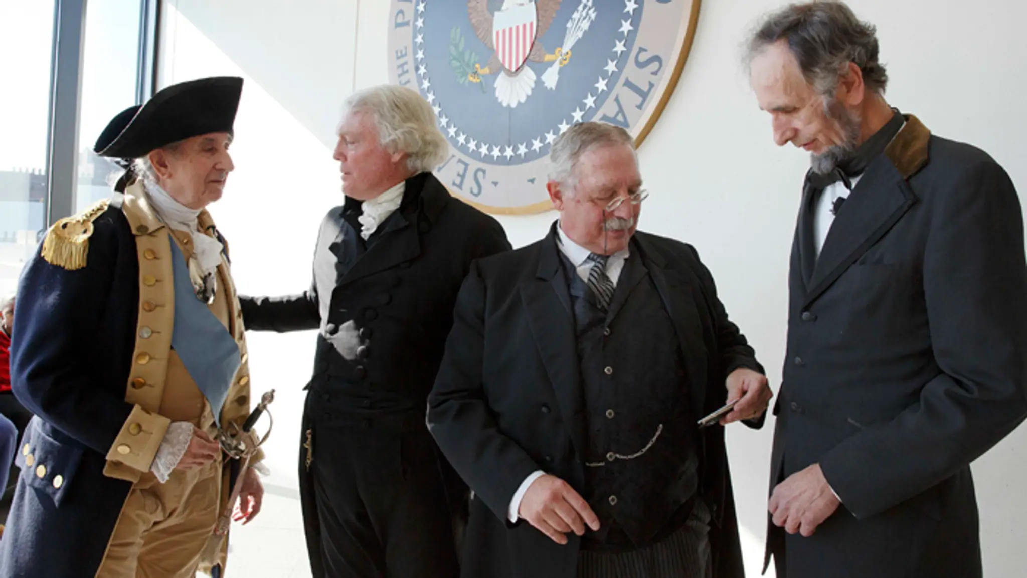 Herci ako prezidenti George Washington, Thomas Jefferson, Theodore Roosevelt and Abraham Lincoln.