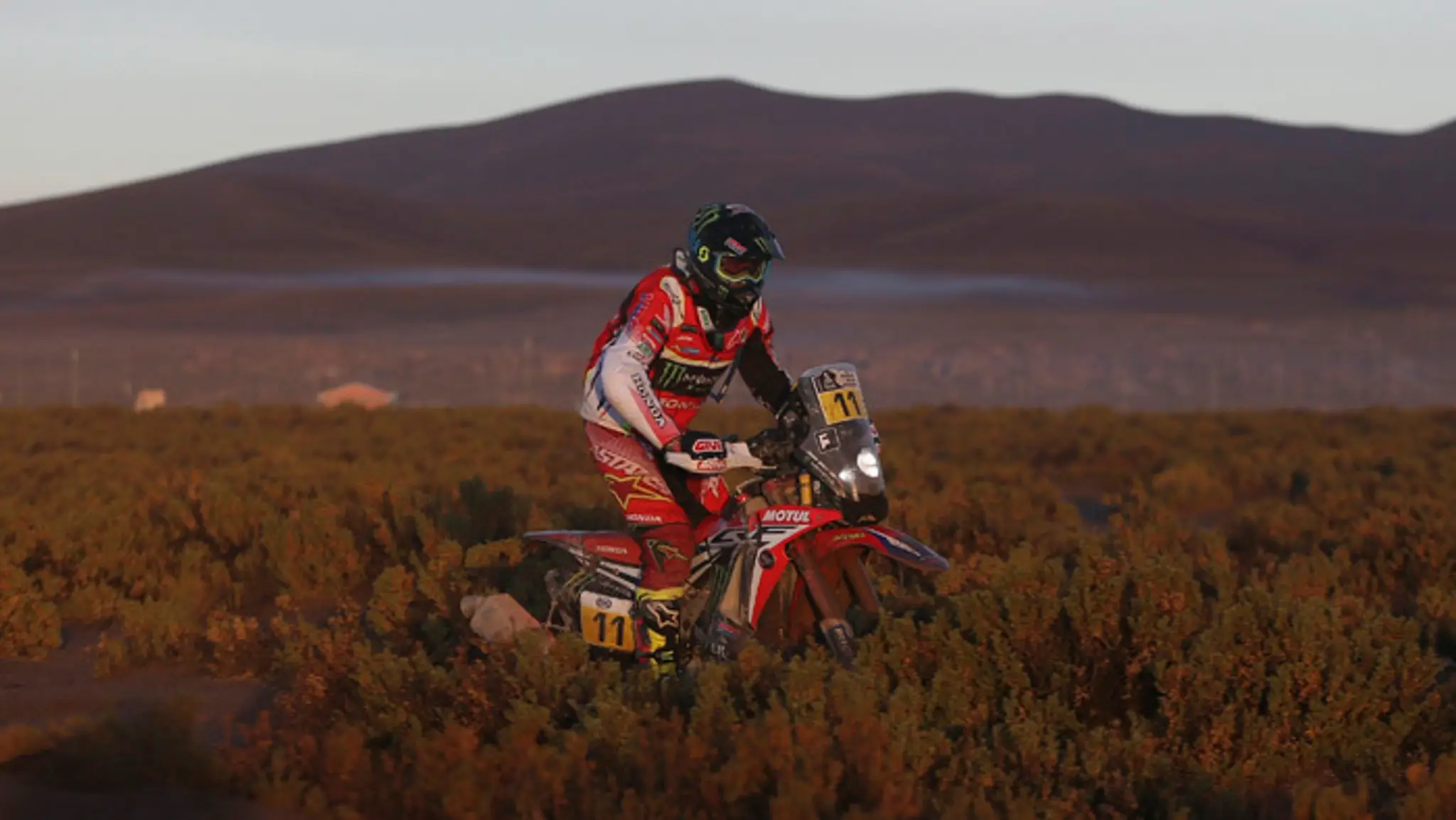 Španielsky motocyklista Joan Barreda Bort na Honde počas 8. etapy Rely Dakar.