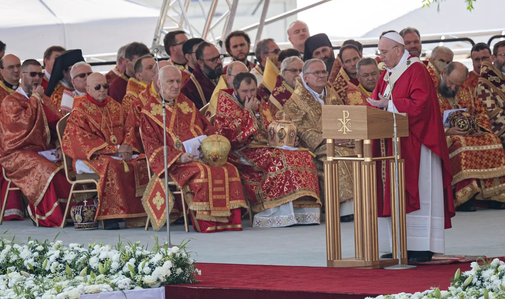 Božská liturgia svätého Jána Zlatoústeho, ktorej predsedá Svätý Otecna priestranstve pred mestskou športovou halou v Prešove.