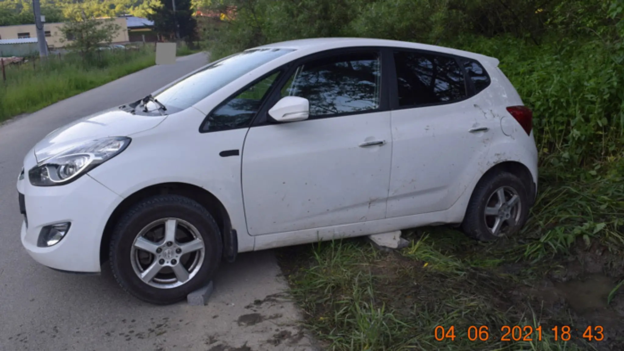 Zaparkované auto sa dalo do pohybu, zrazilo 5-ročné dievčatko.
