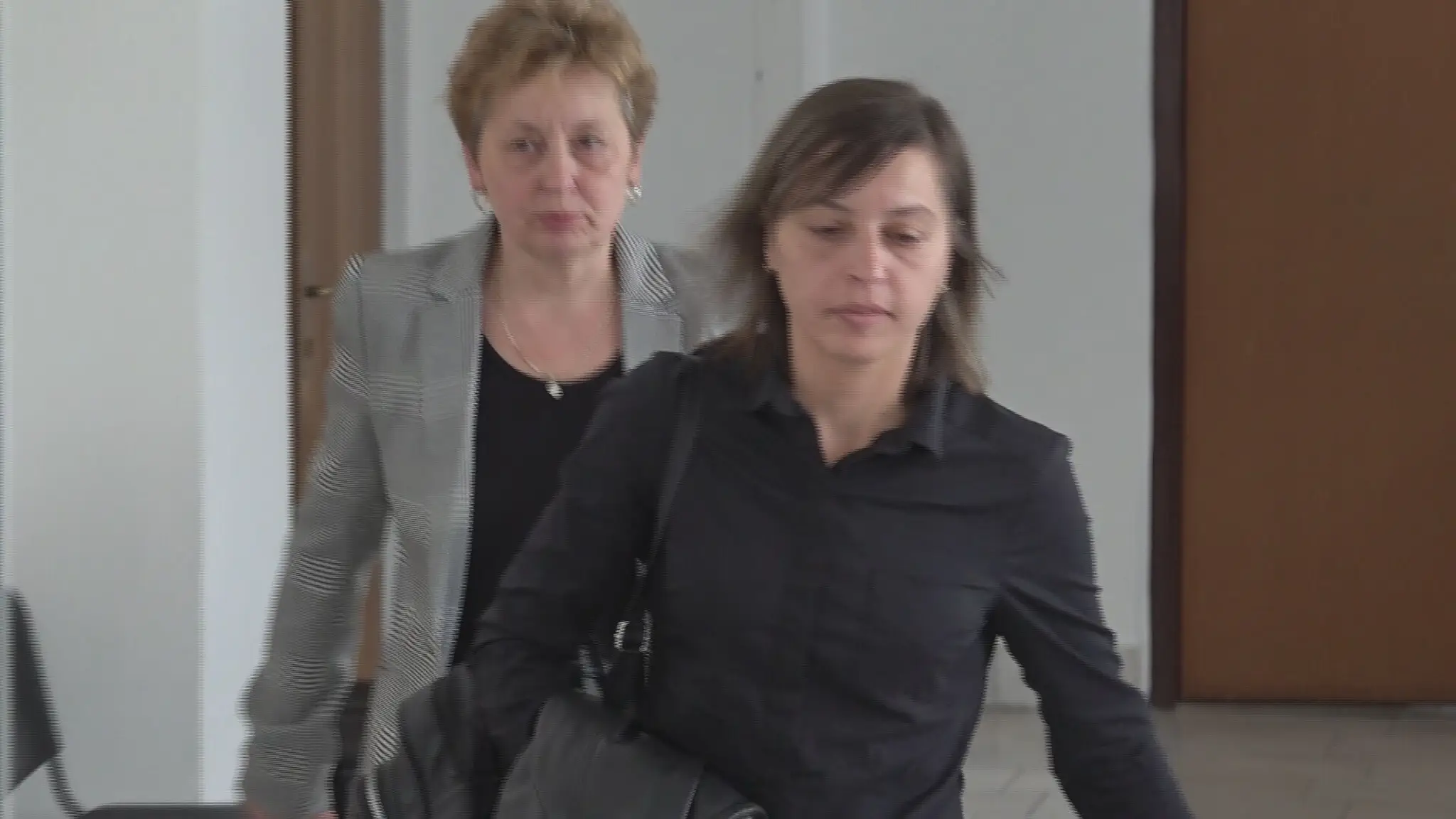 Obžalovaná Lucia Jancová odchádza zo súdnej siene.