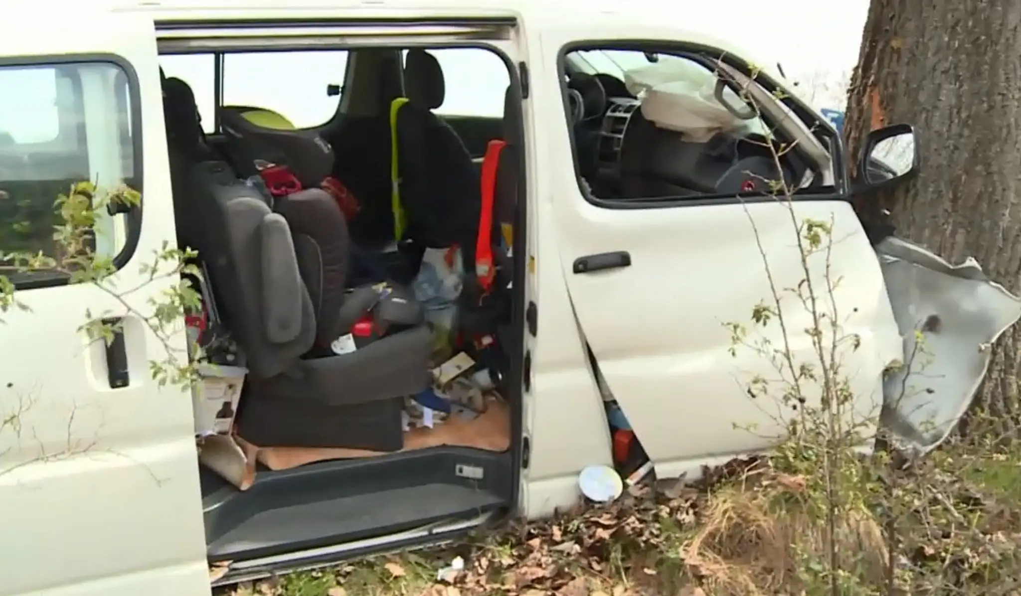 Na sviatky šli za rodinou. Dodávka so štyrmi deťmi skončila v strome