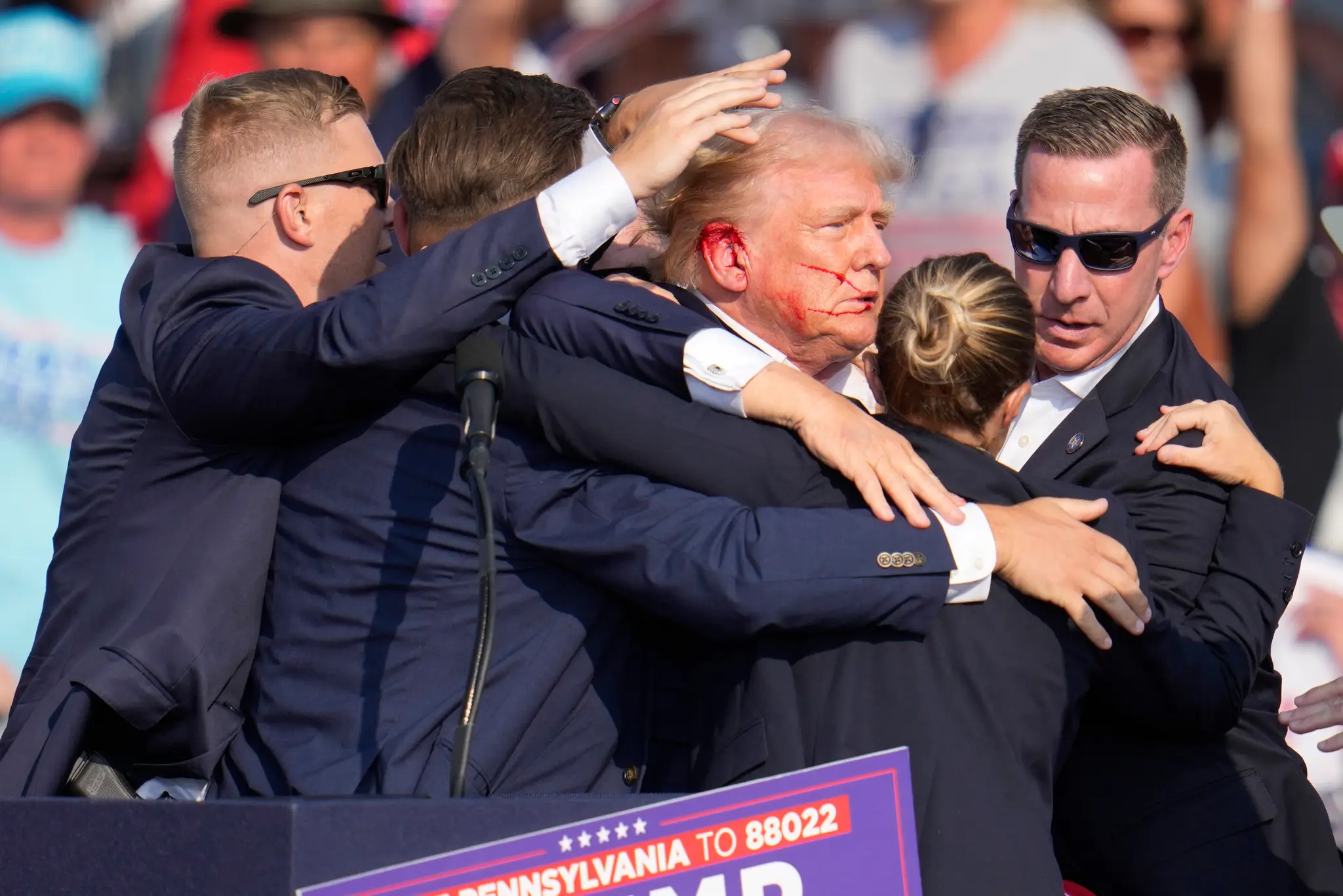 Na snímke postrelený Donald Trump.